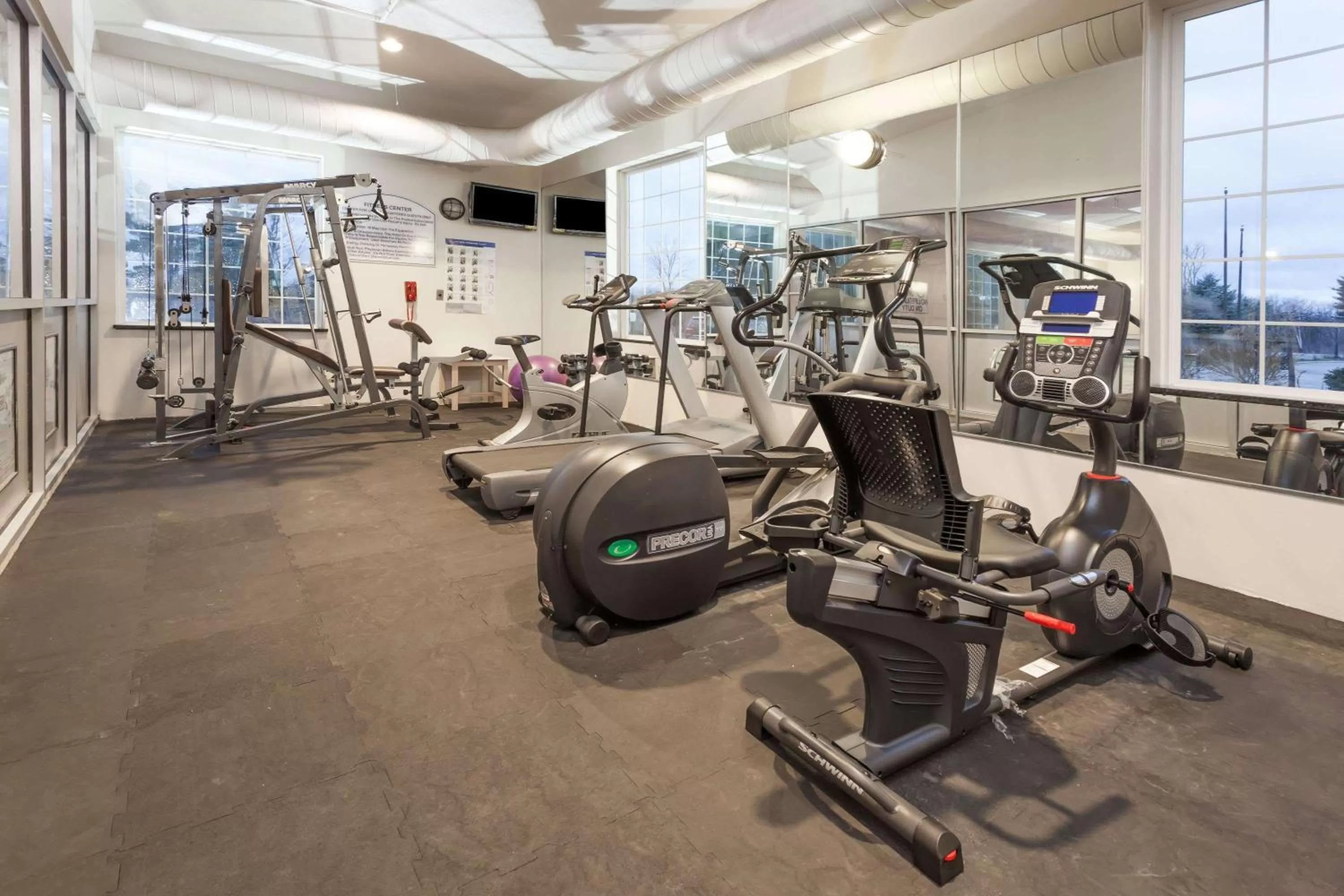 Fitness centre/facilities in Days Inn by Wyndham Pentwater