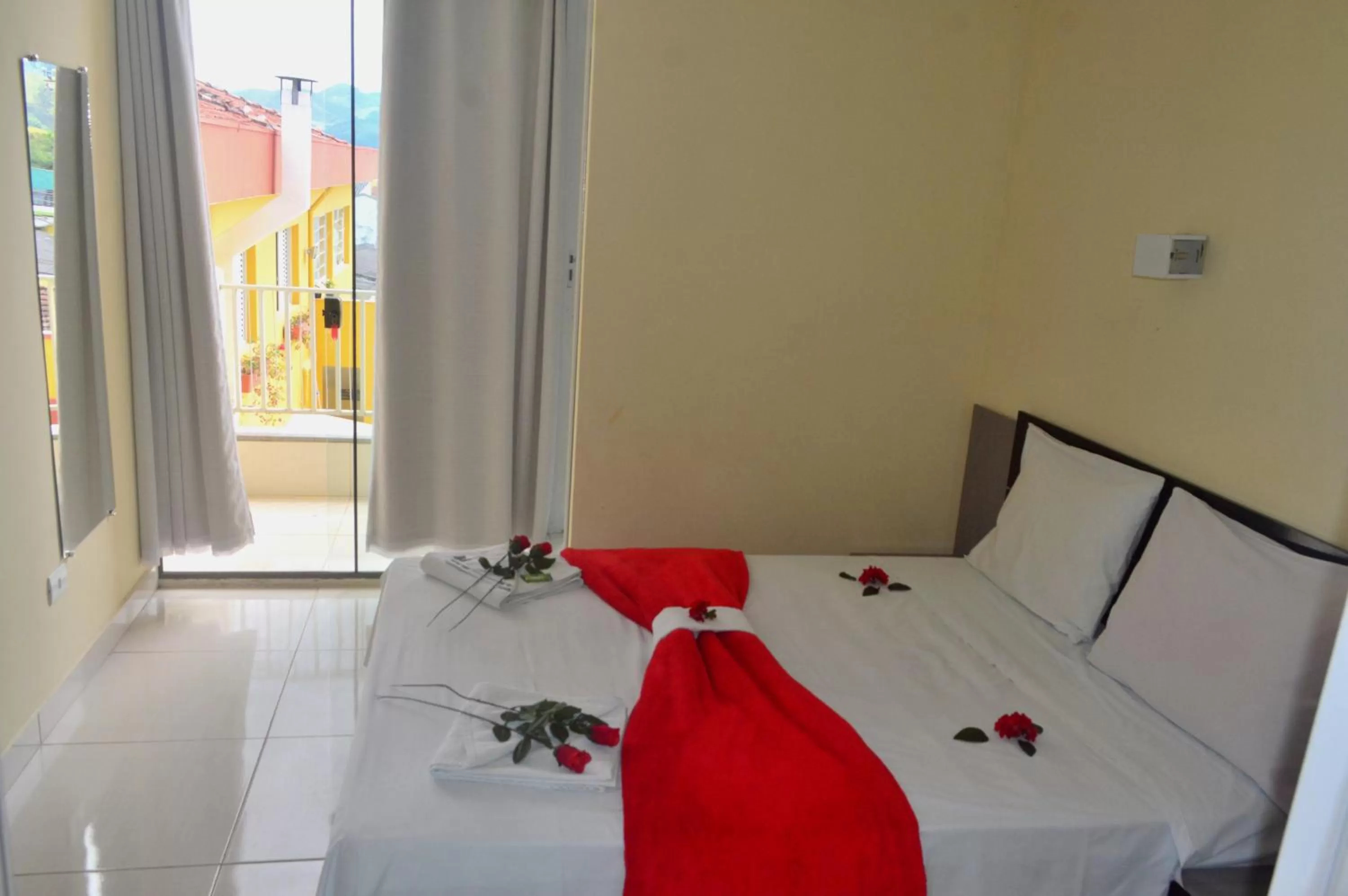 Balcony/Terrace, Bed in Hotel Garfo de Ouro