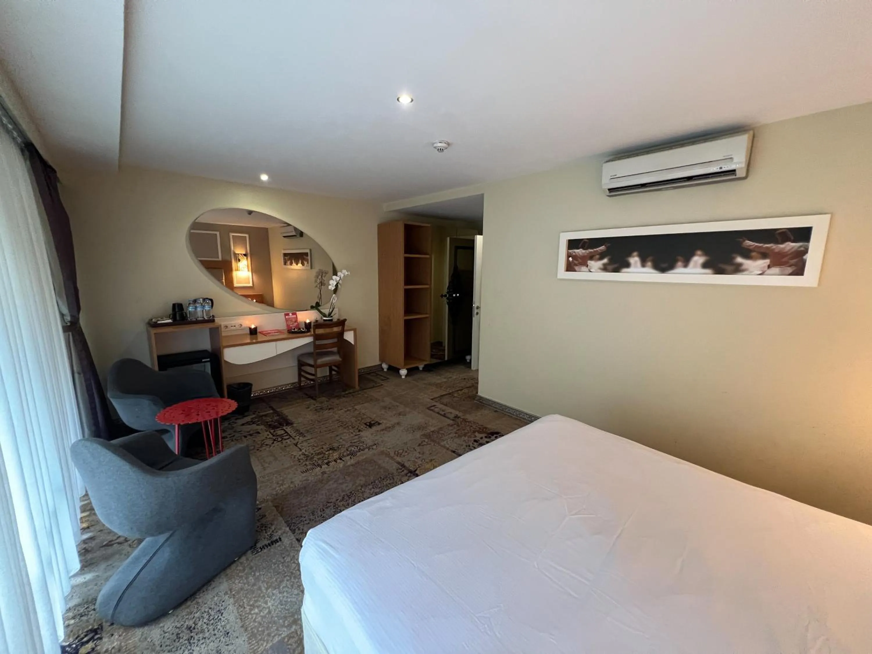 Bedroom, Bed in All Seasons Hotel