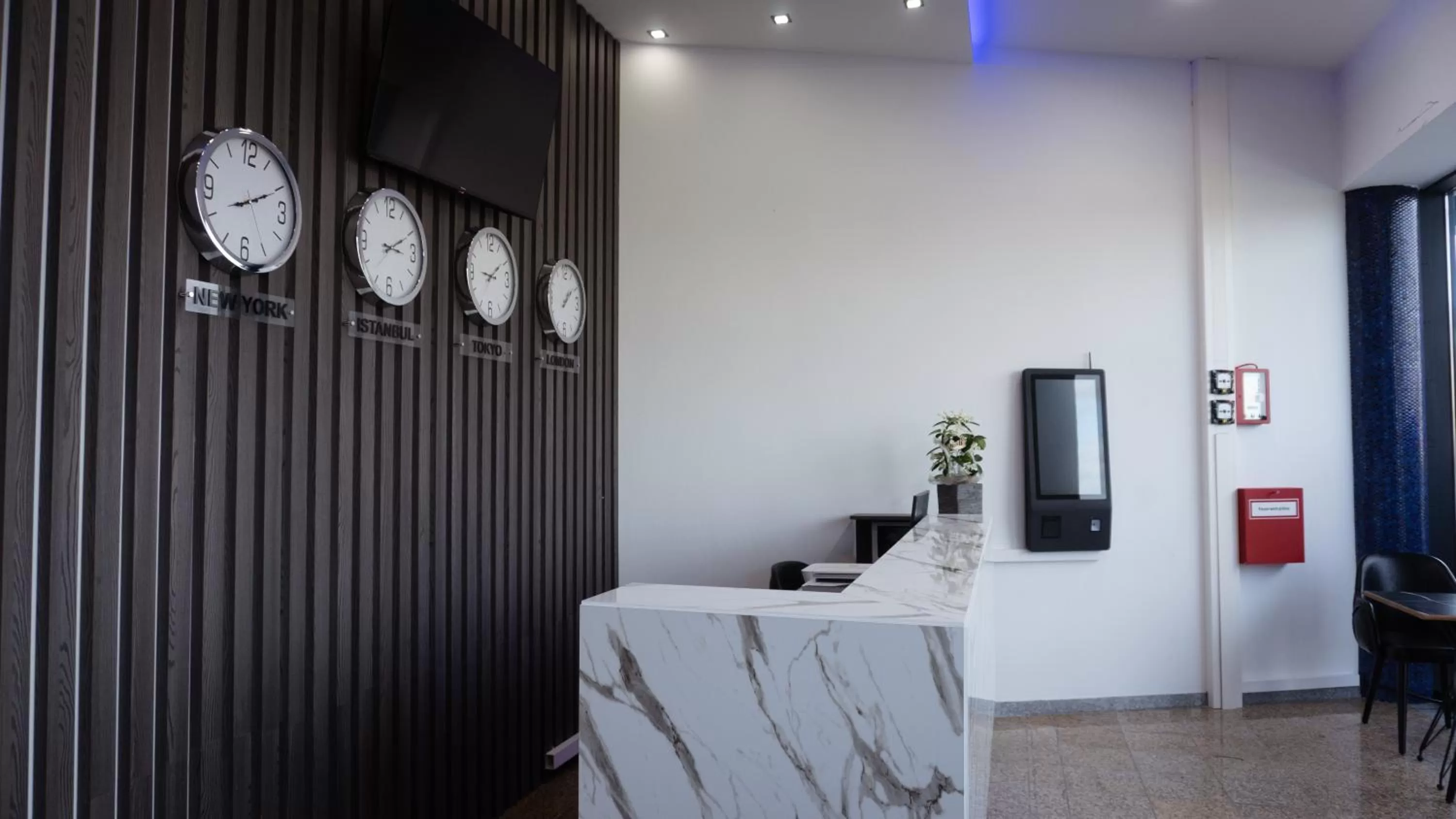 Lobby or reception in PARKHOTEL BRAUNAU - 24 Stunden Self Check-IN