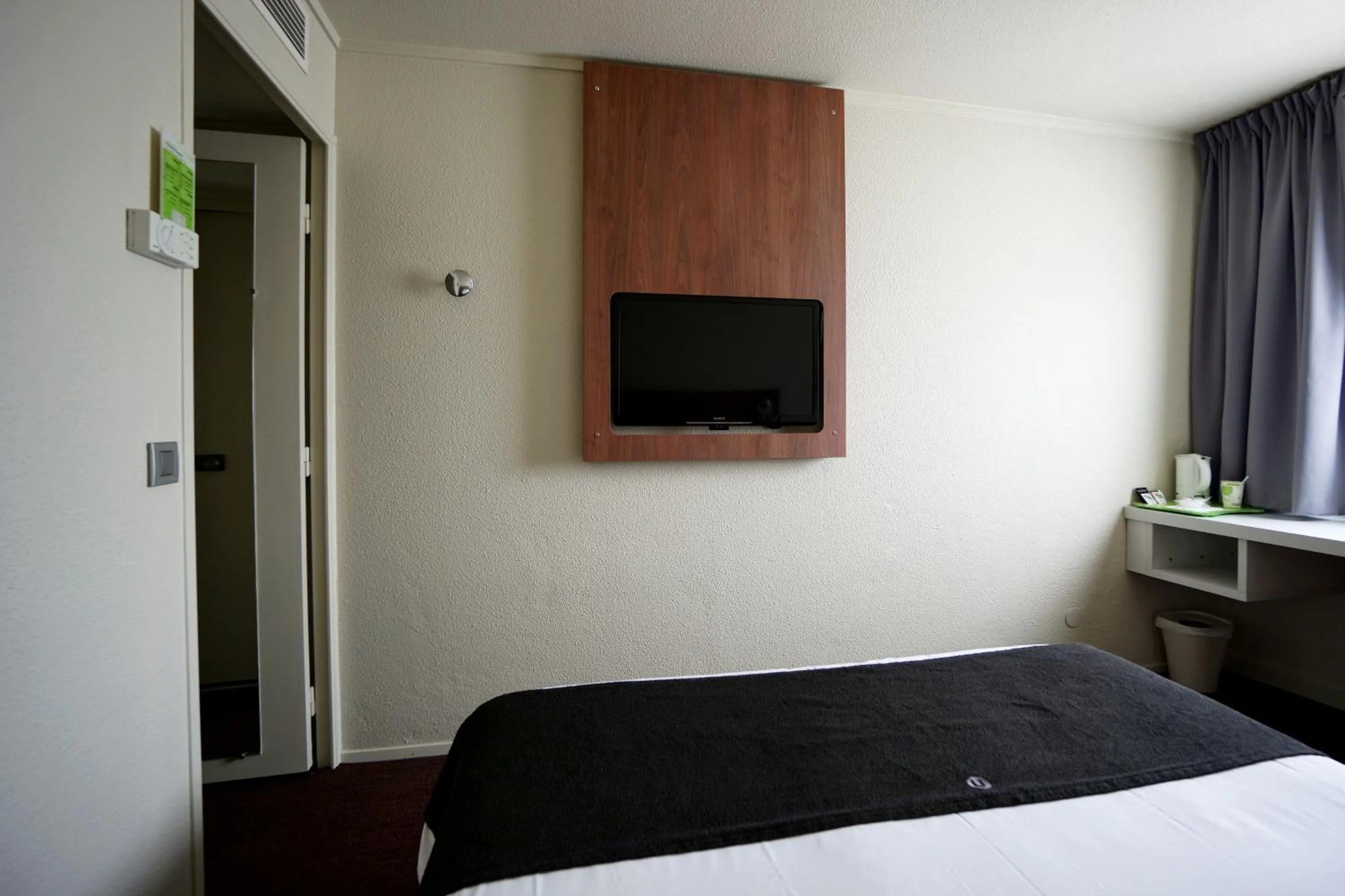 TV and multimedia, Bed in Campanile Paris Ouest - Chaville