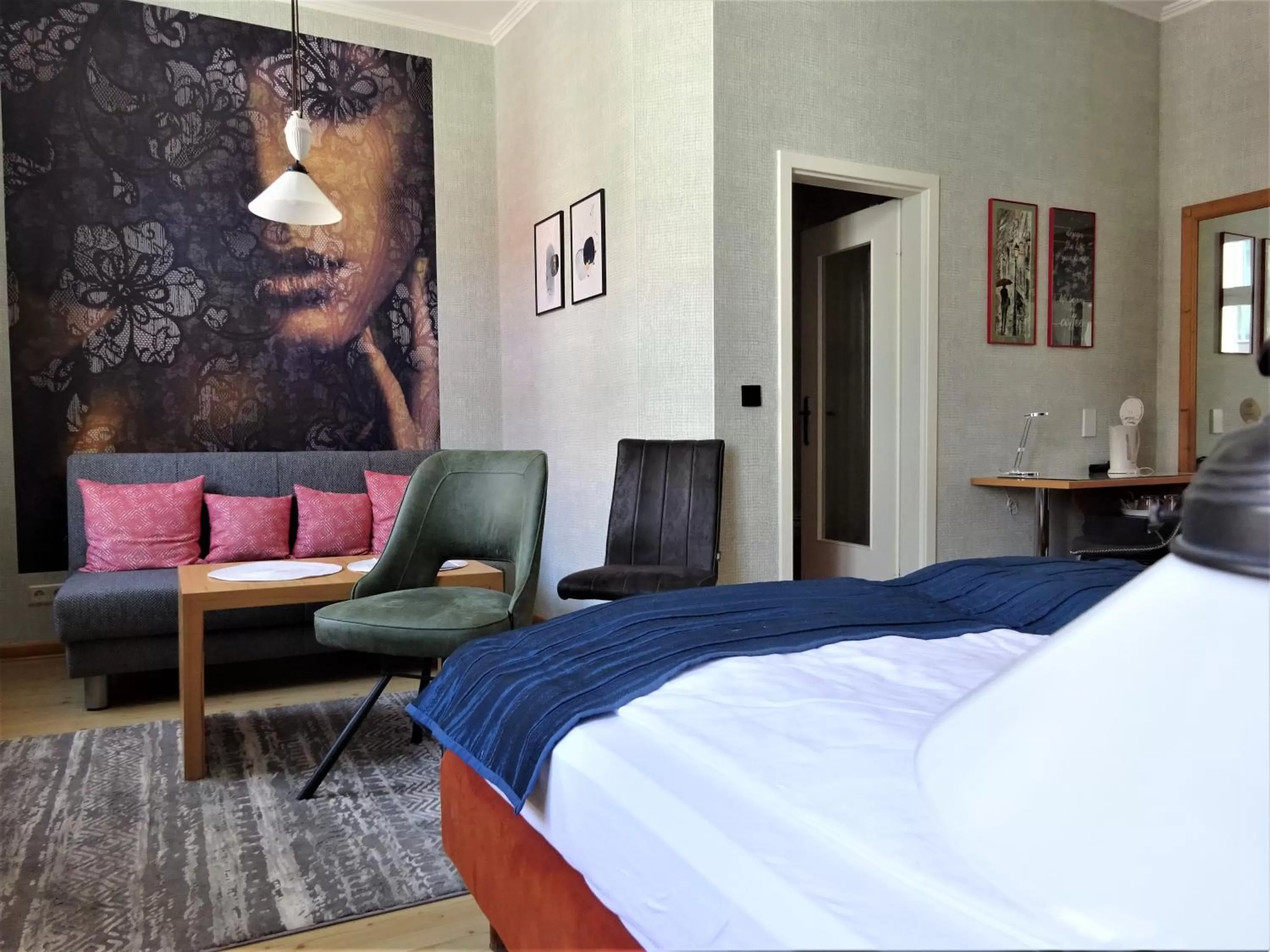 Seating area, Bed in Hotel Pension Zur Fährbrücke