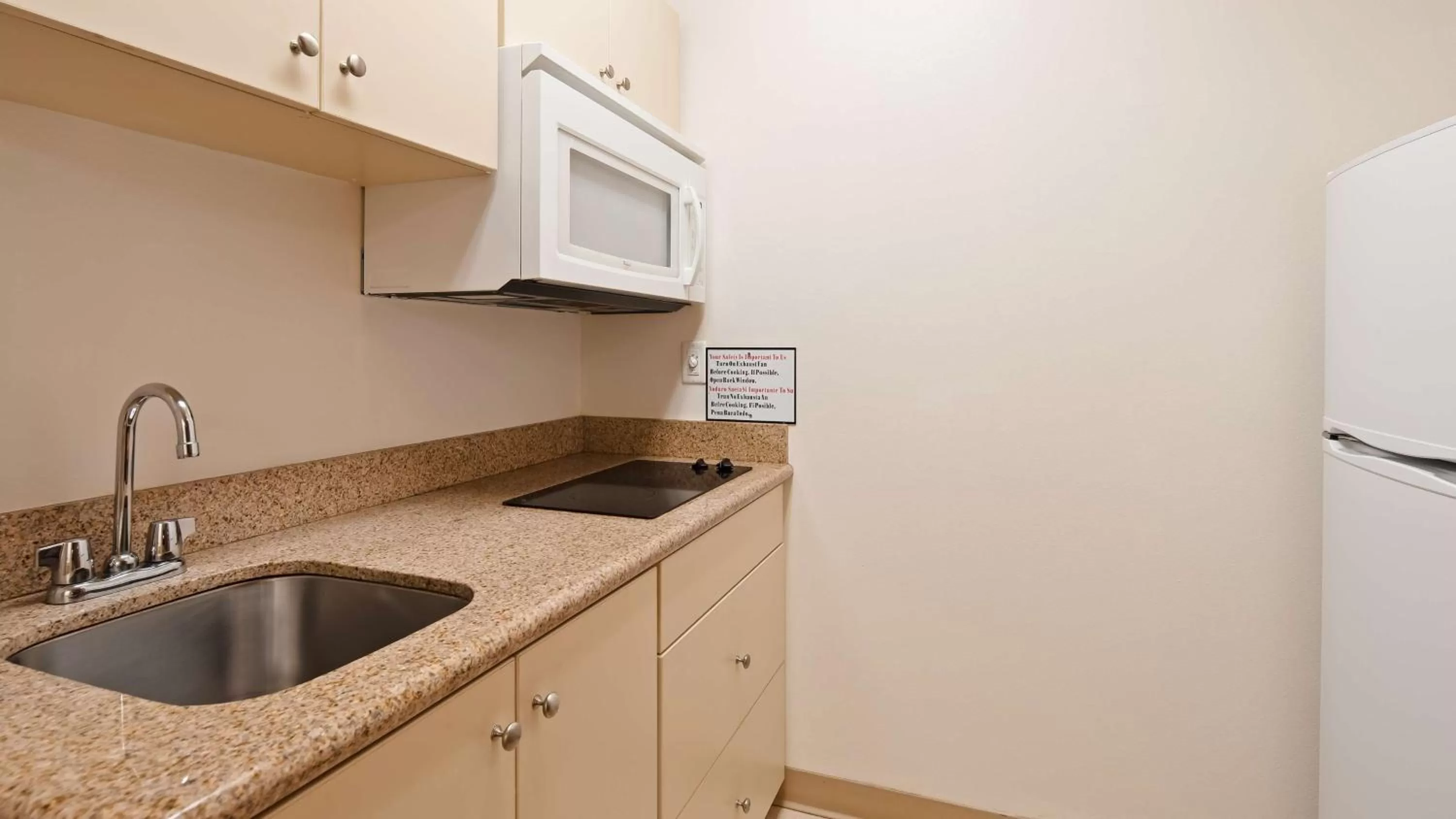 Photo of the whole room, Kitchen/Kitchenette in SureStay Plus Hotel by Best Western Vernal