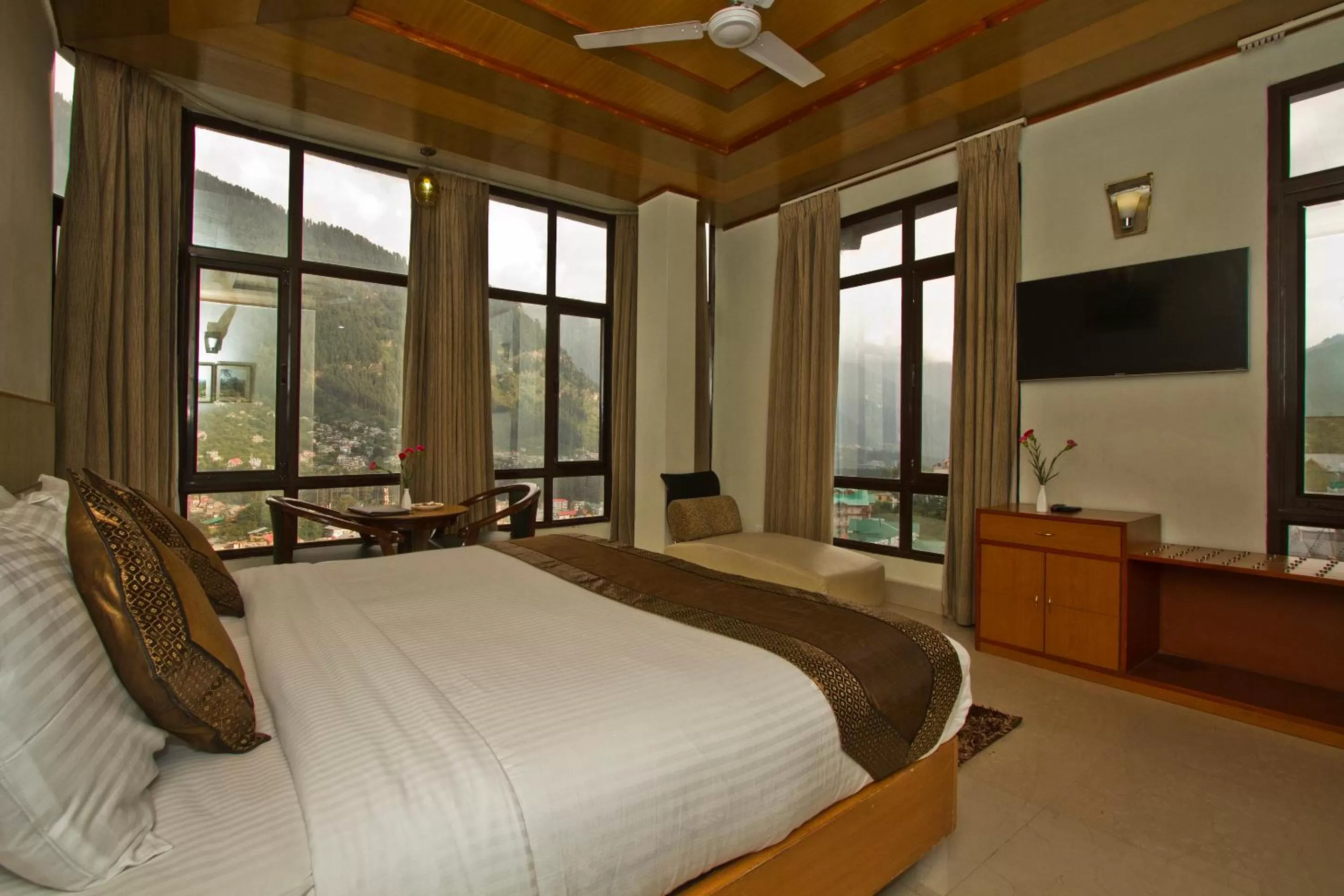 Photo of the whole room, Bed in Hotel Broadways Inn