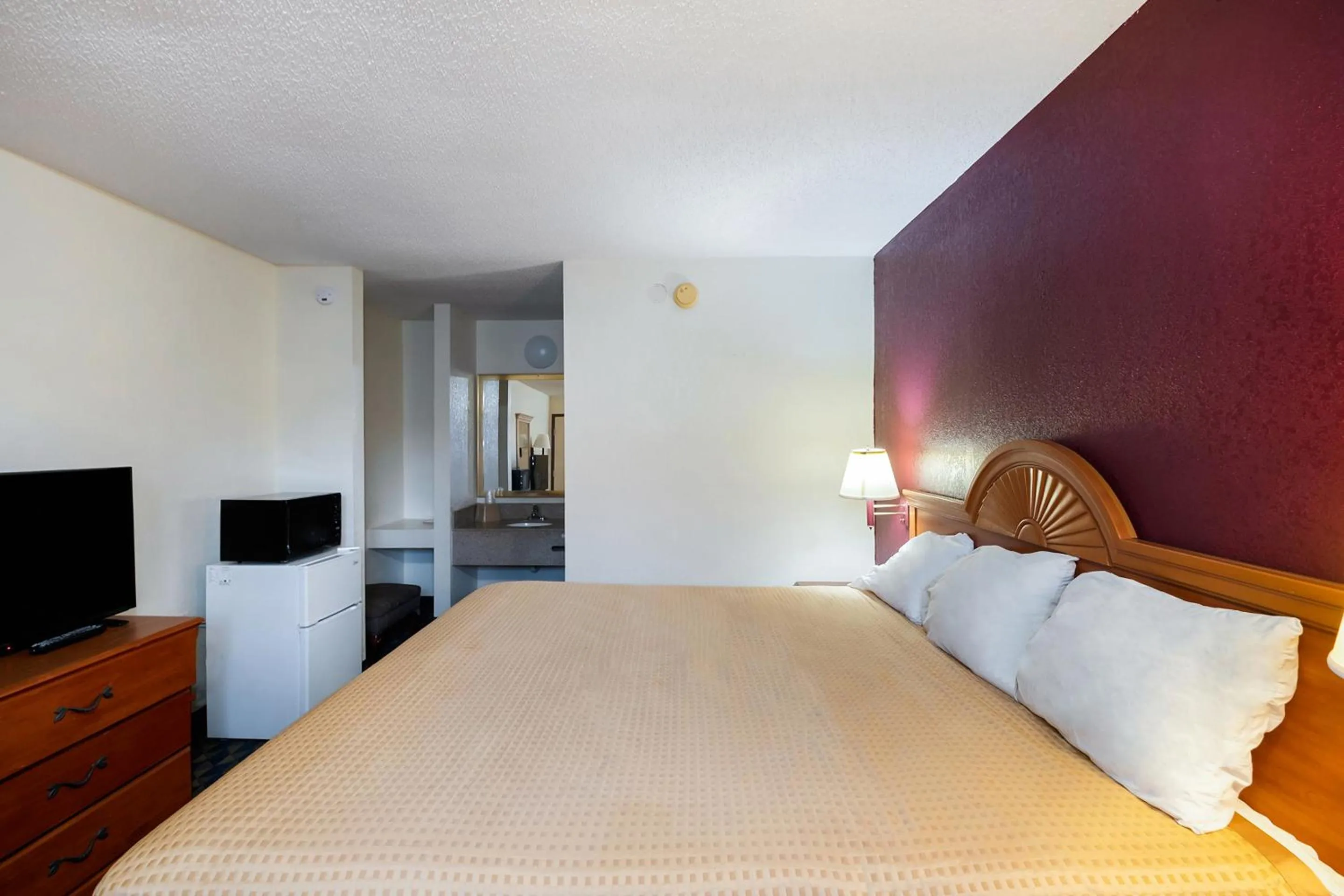 Bedroom, Bed in OYO Hotel Manning SC