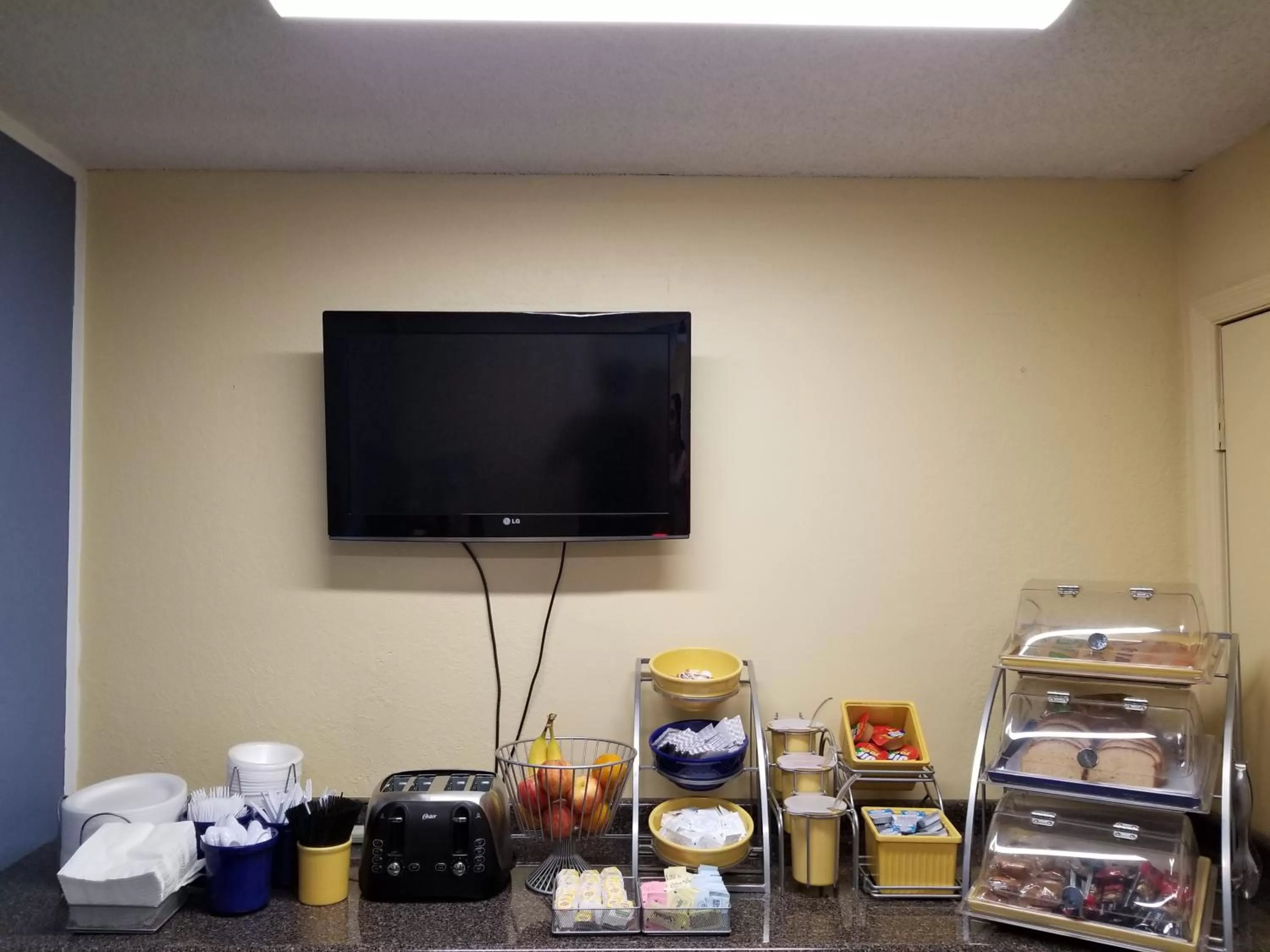 Coffee/tea facilities in Days Inn by Wyndham Camilla