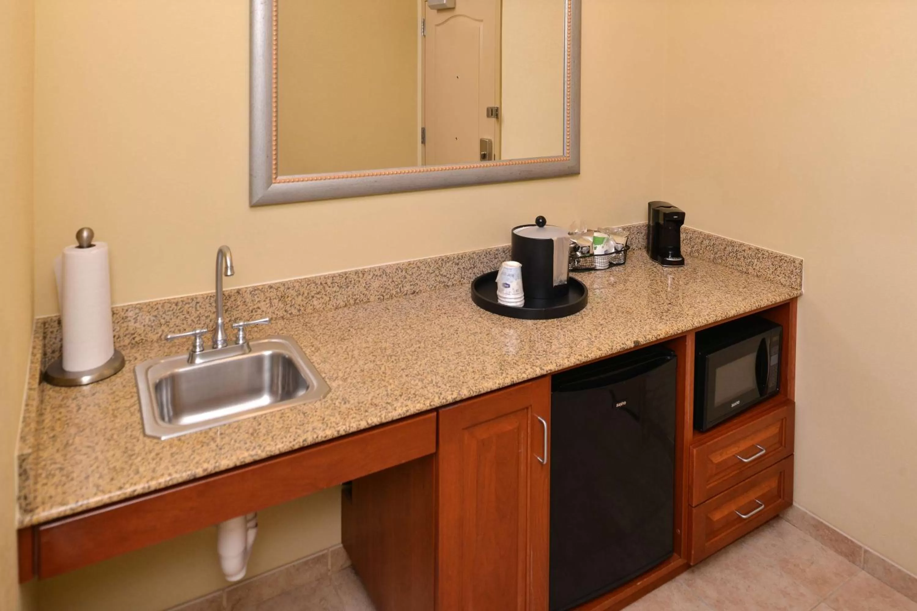 Kitchen or kitchenette in Hampton Inn Evanston