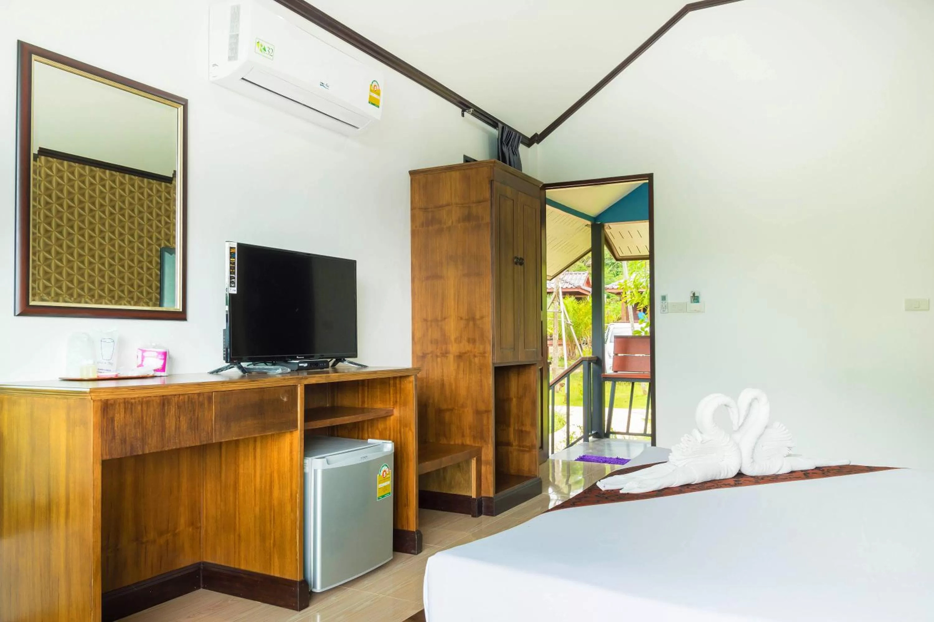 Bed in Baannai Lake View Resort