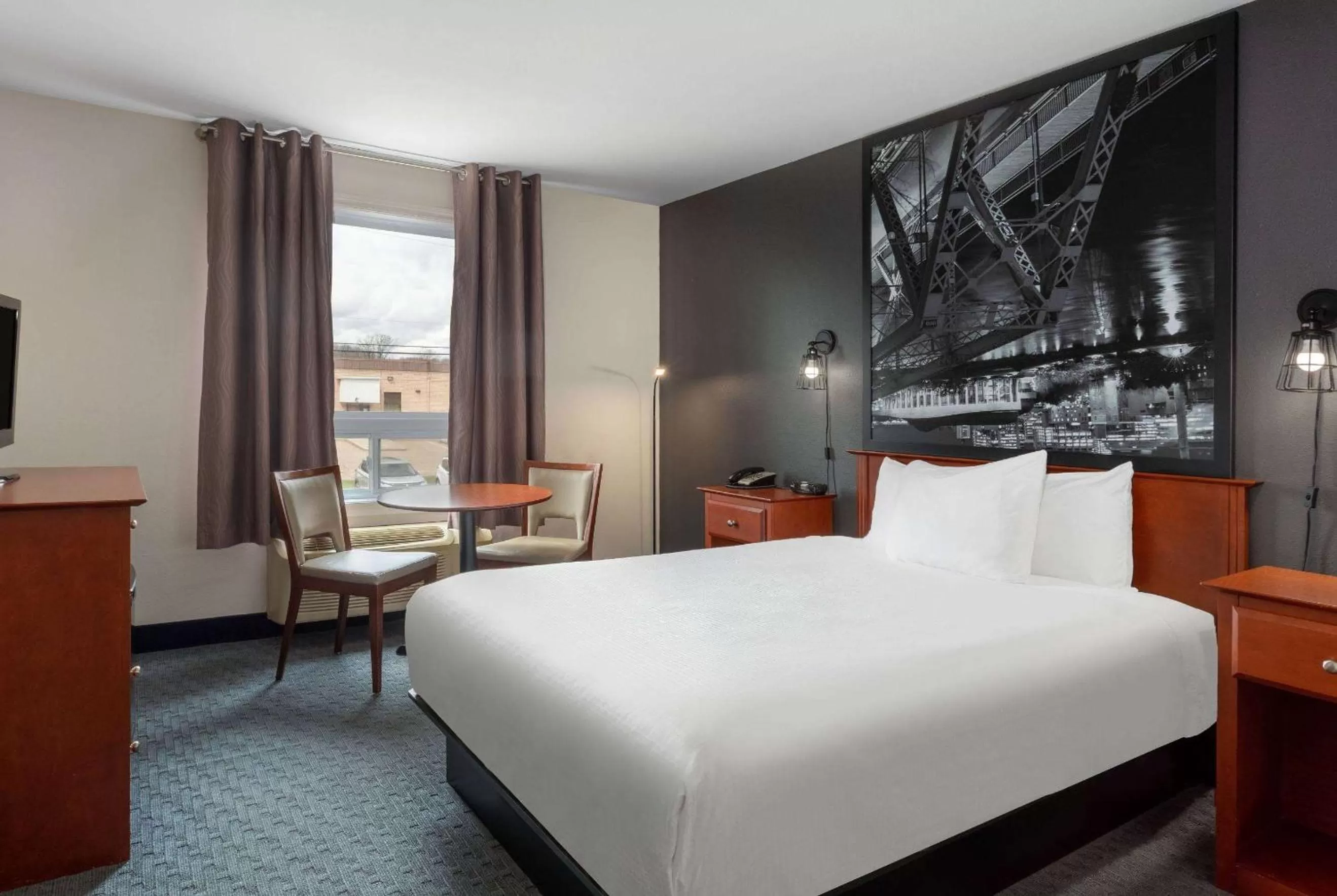 Photo of the whole room, Bed in Super 8 by Wyndham Trois-Rivieres