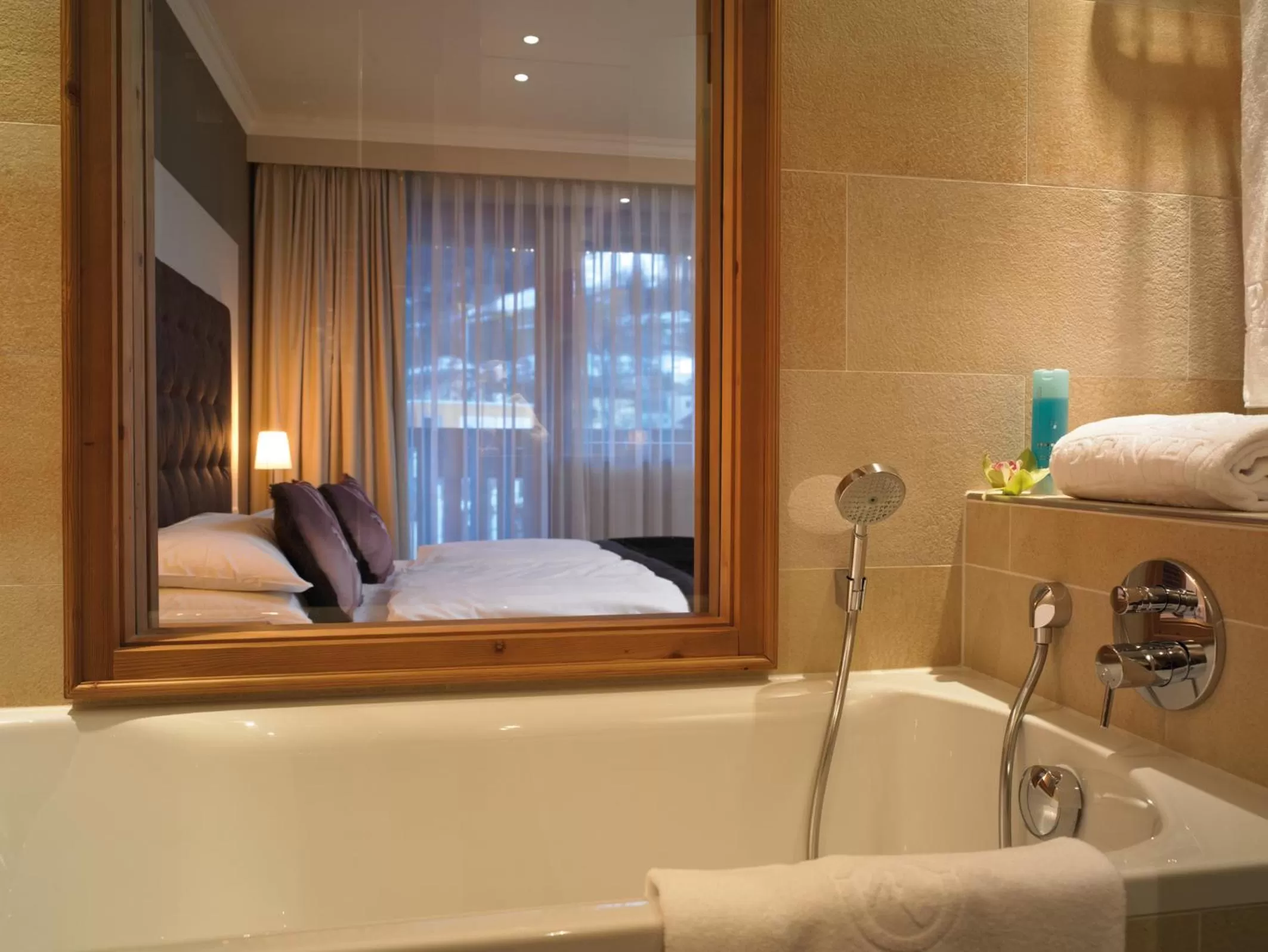 Bathroom, Bed in Das Alpenhaus Kaprun