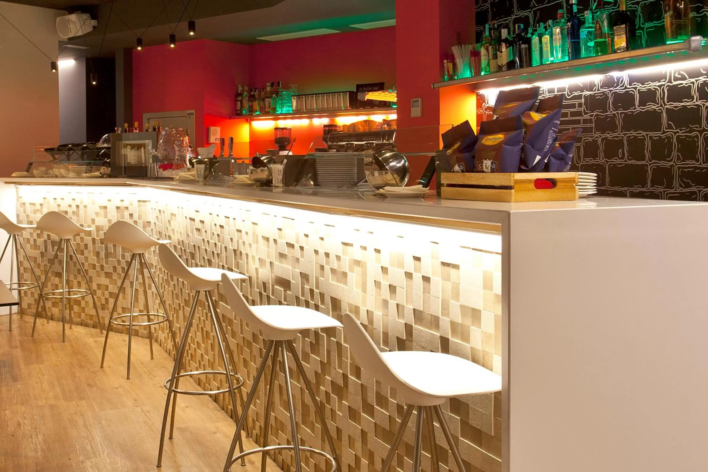 Lounge or bar in Hotel Pompaelo Plaza del Ayuntamiento & Spa