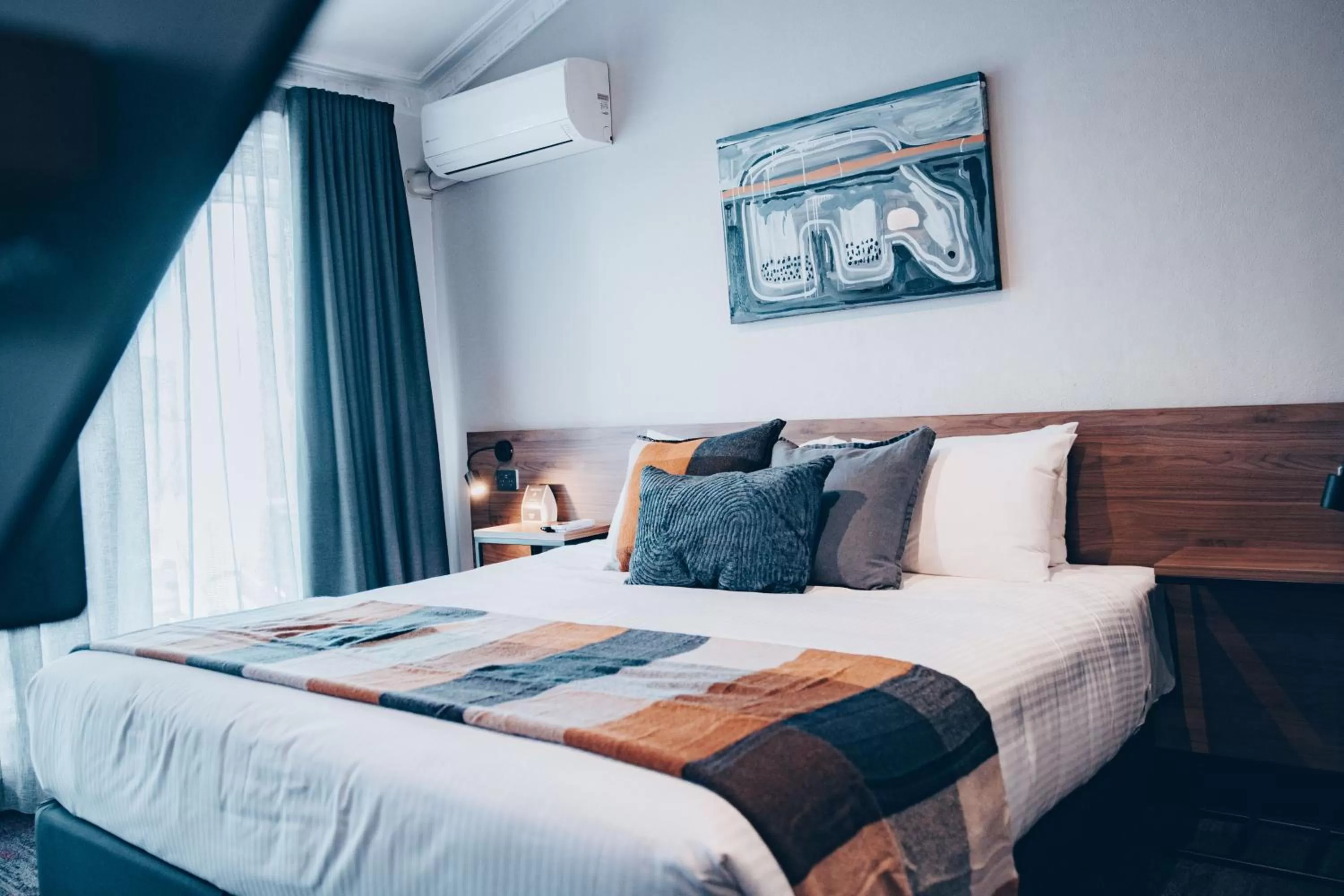 Bedroom, Bed in Banjo Paterson Inn