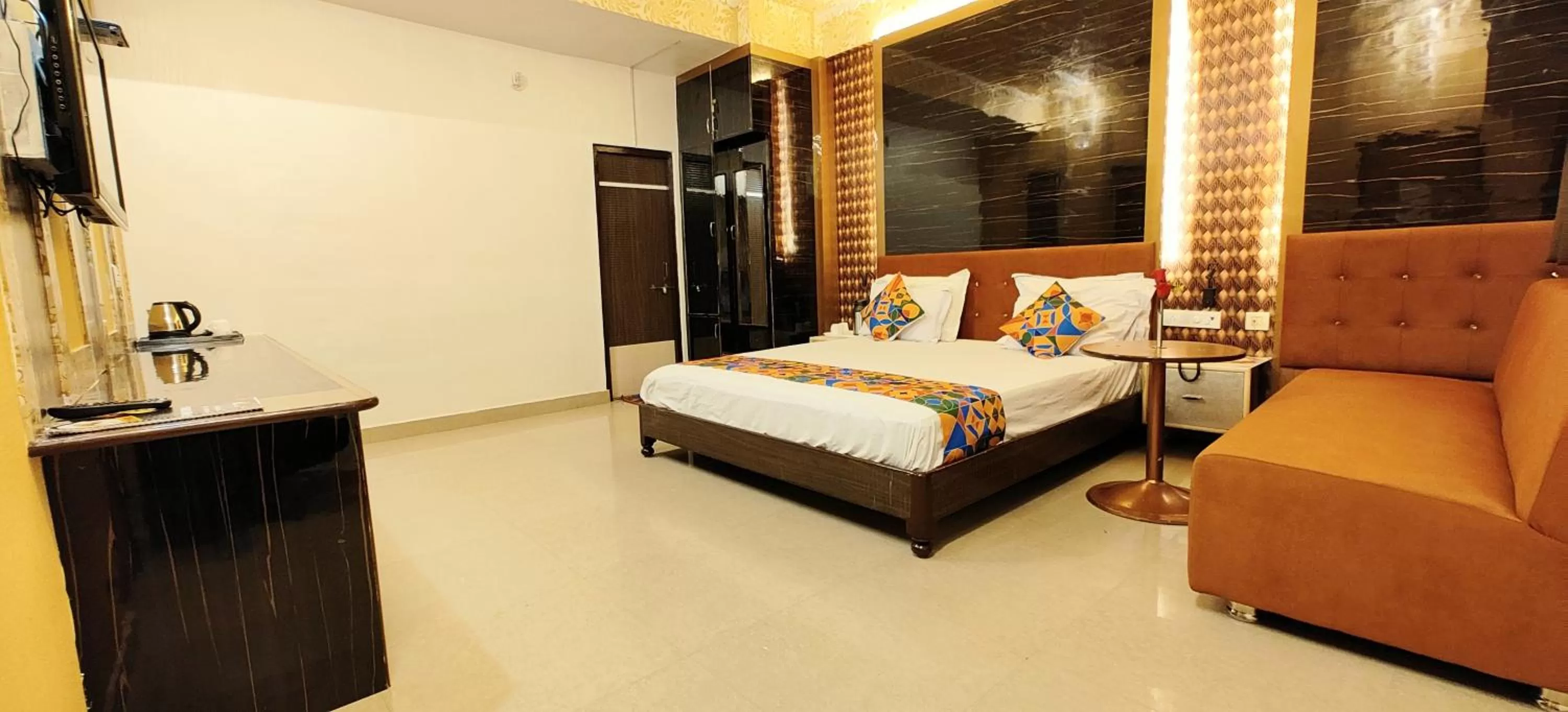 TV and multimedia, Bed in Hotel Omni Plaza