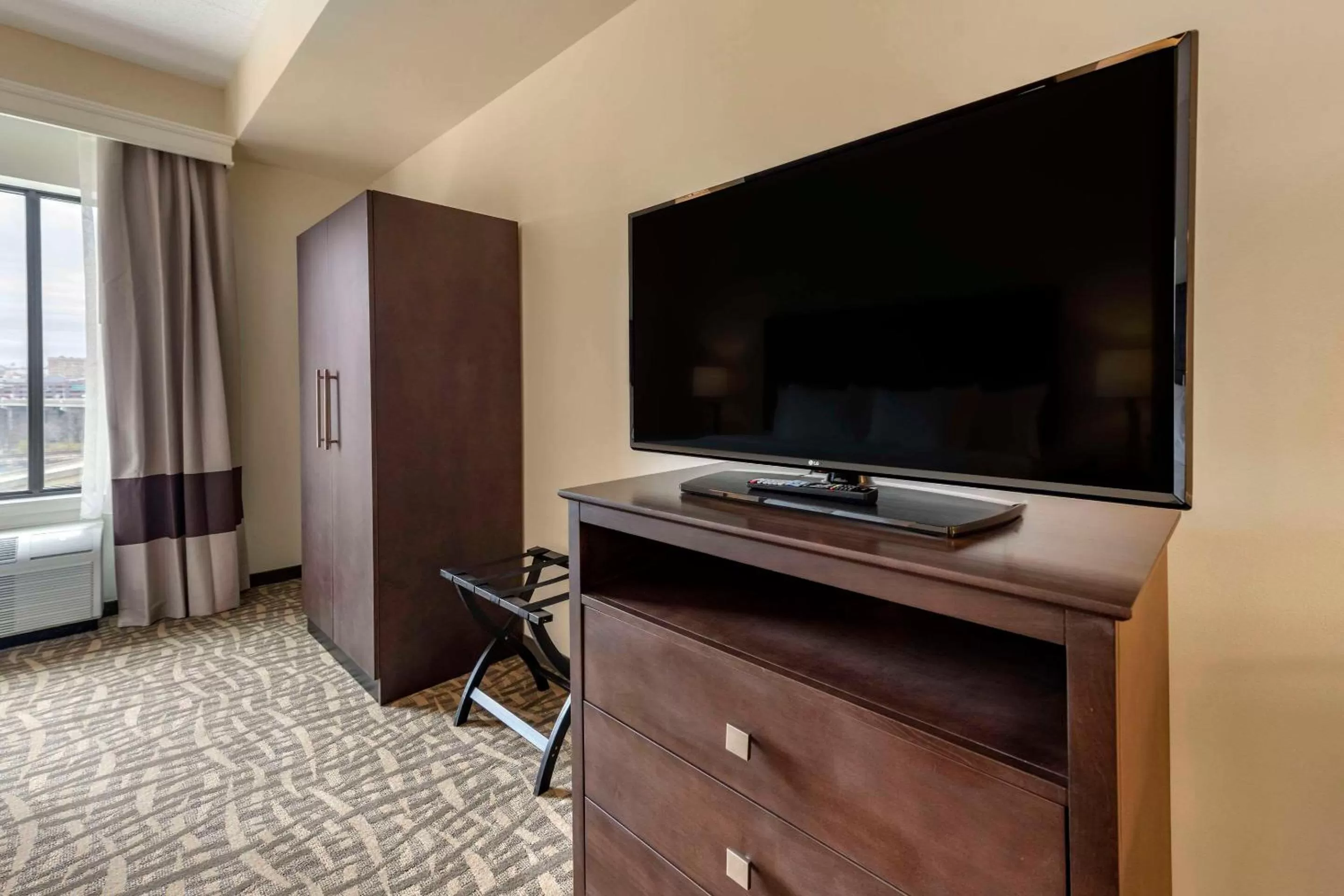 Bedroom in Comfort Inn & Suites Pittsburgh-Northshore