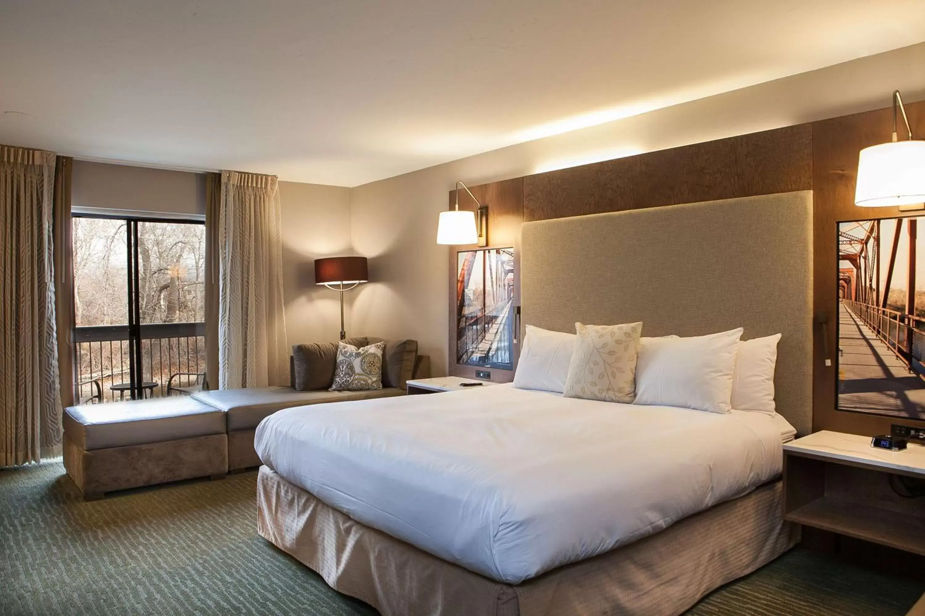 King Room with Sofa Bed and Wet Bar in Riverside Hotel, BW Premier Collection King Room with Sofa Bed and Wet Bar in Riverside Hotel, BW Premier Collection