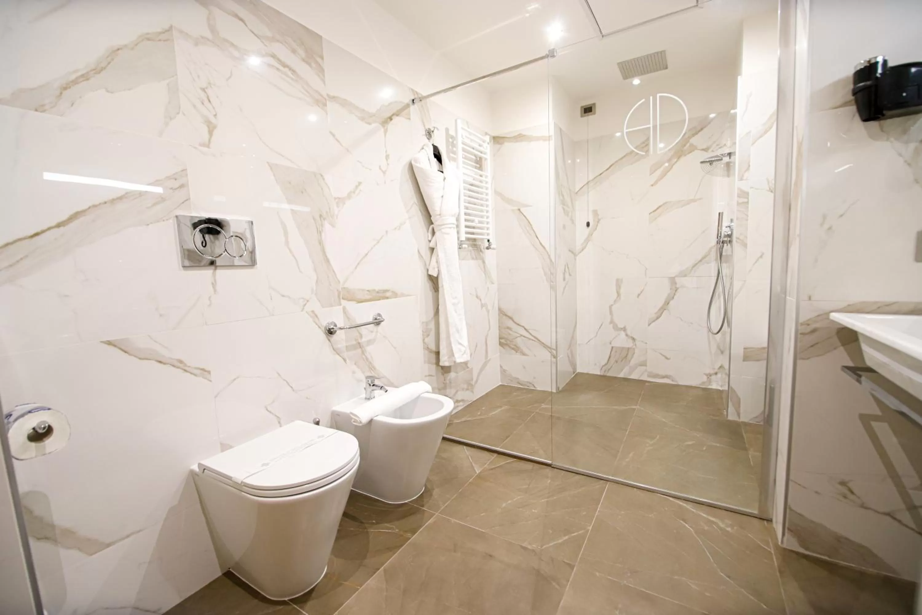 Shower in Hotel Diplomatic