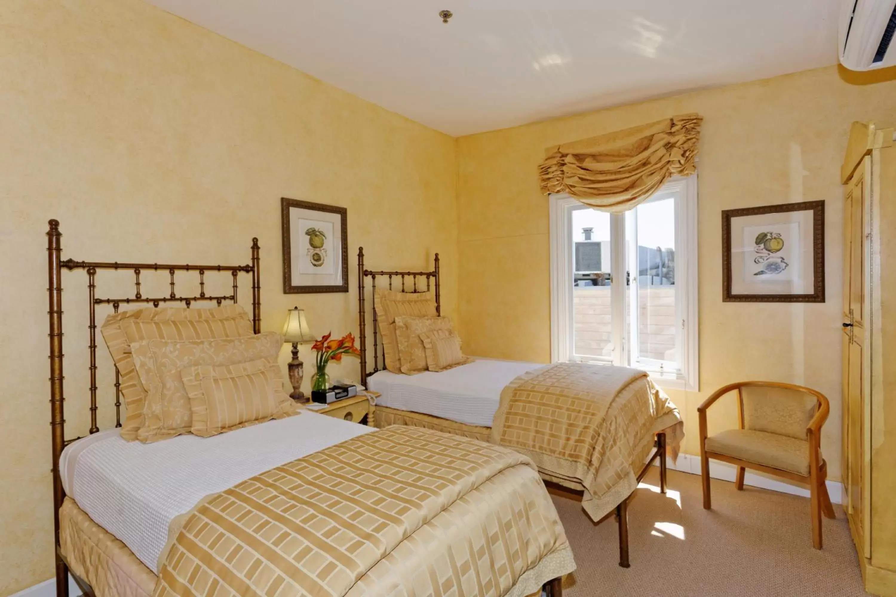 Twin Room in Hotel Sausalito Twin Room in Hotel Sausalito