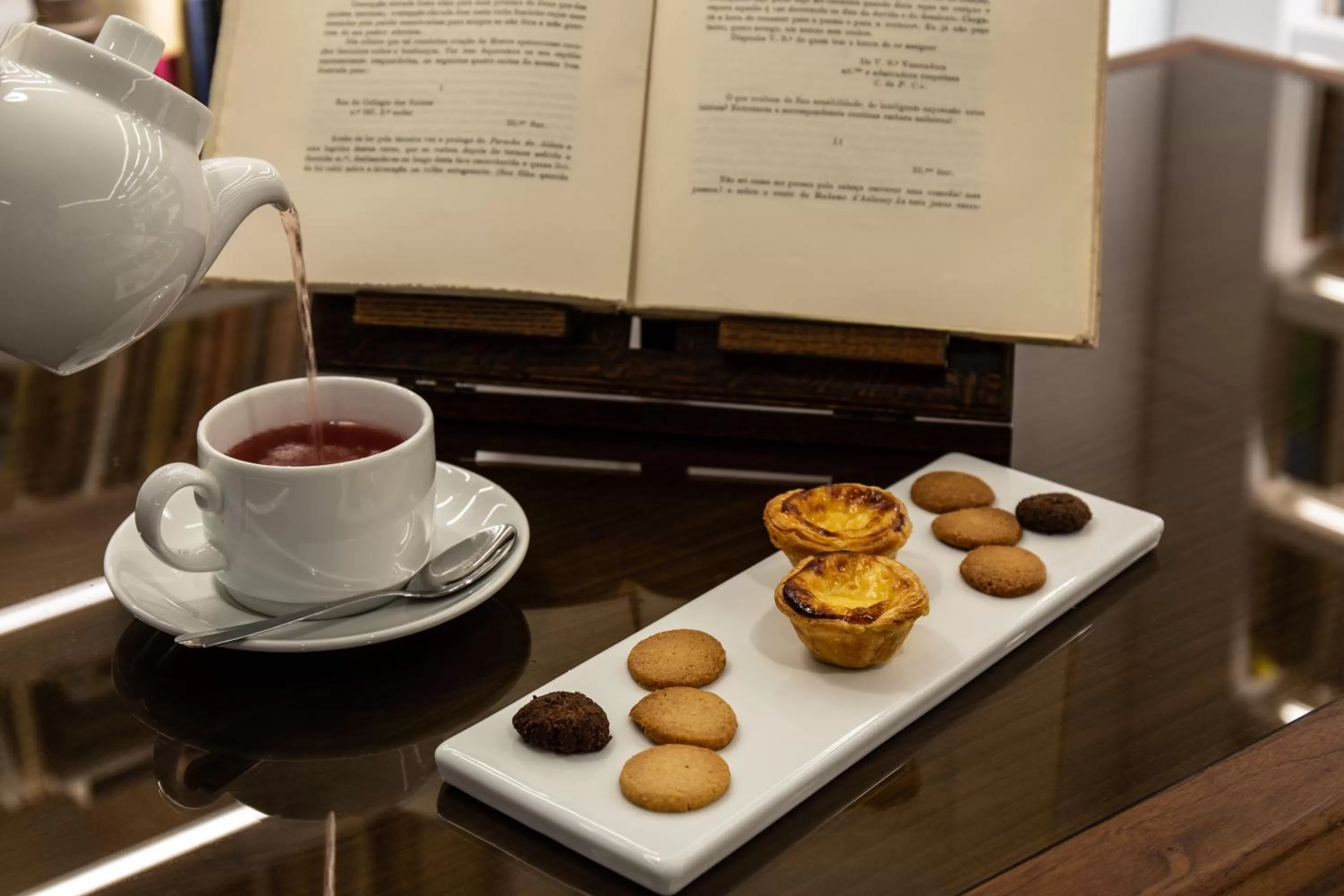 Library in Lisboa Pessoa Hotel