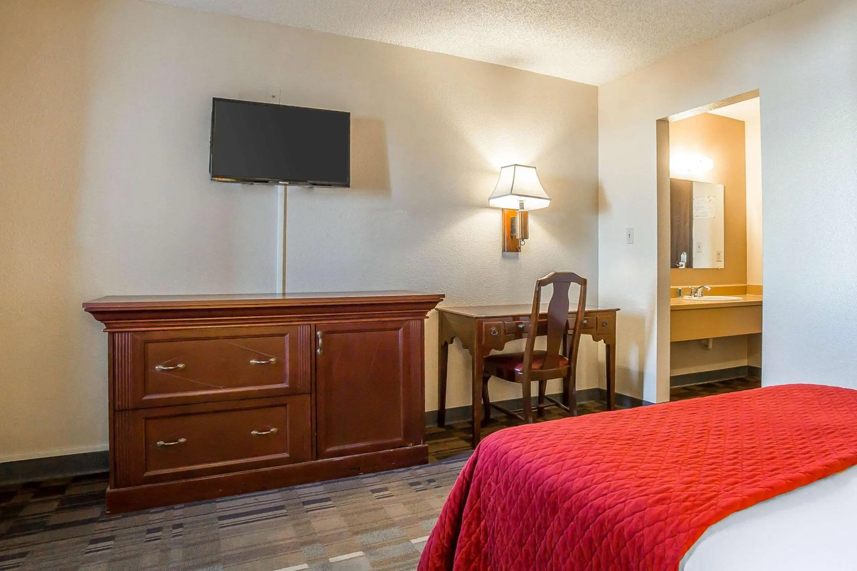 Photo of the whole room, Bed in Rodeway Inn Cheyenne I-80 East