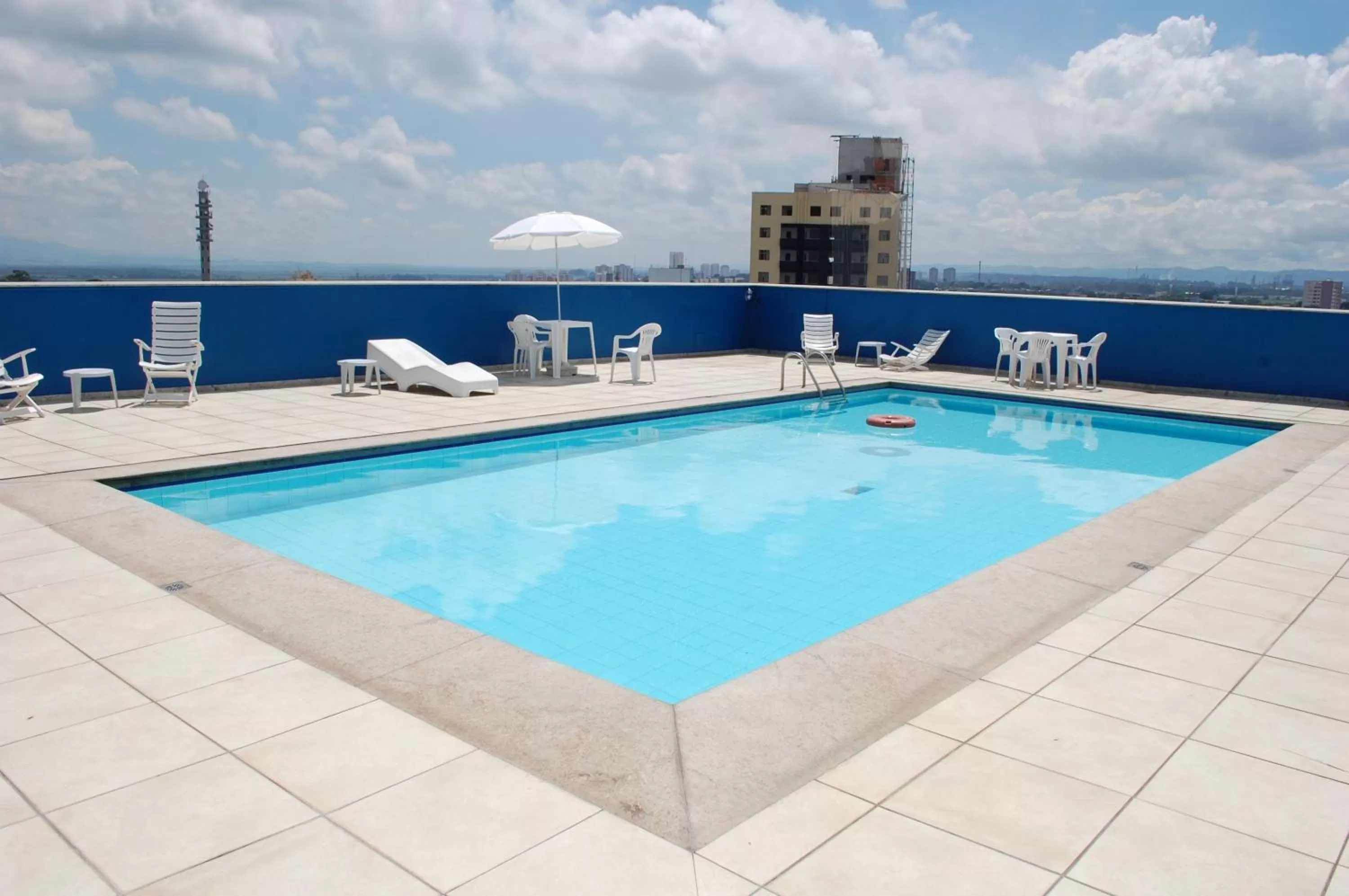 Swimming pool in Hotel Dan Inn São José dos Campos
