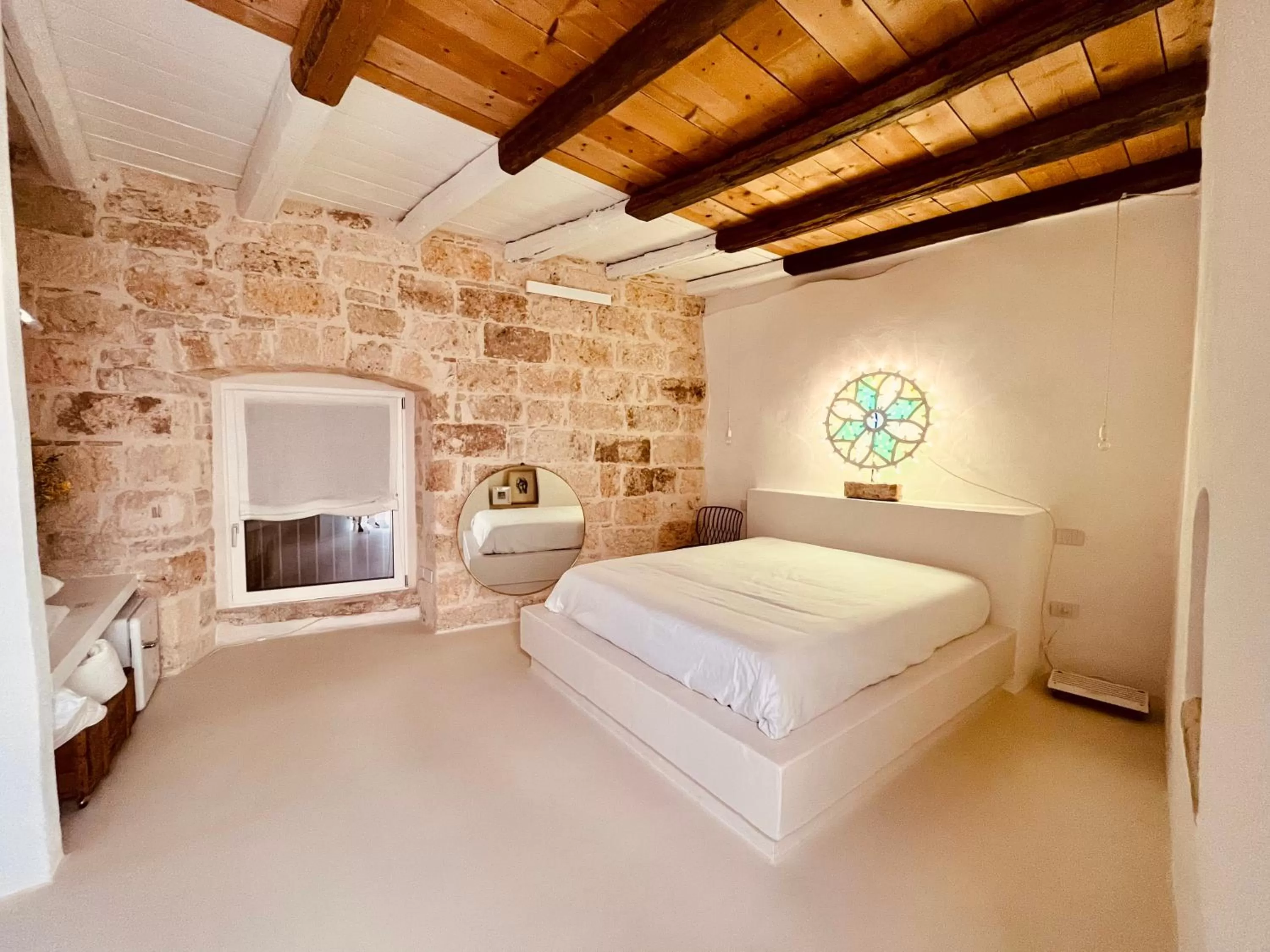 Bed in Hydria guest house art gallery