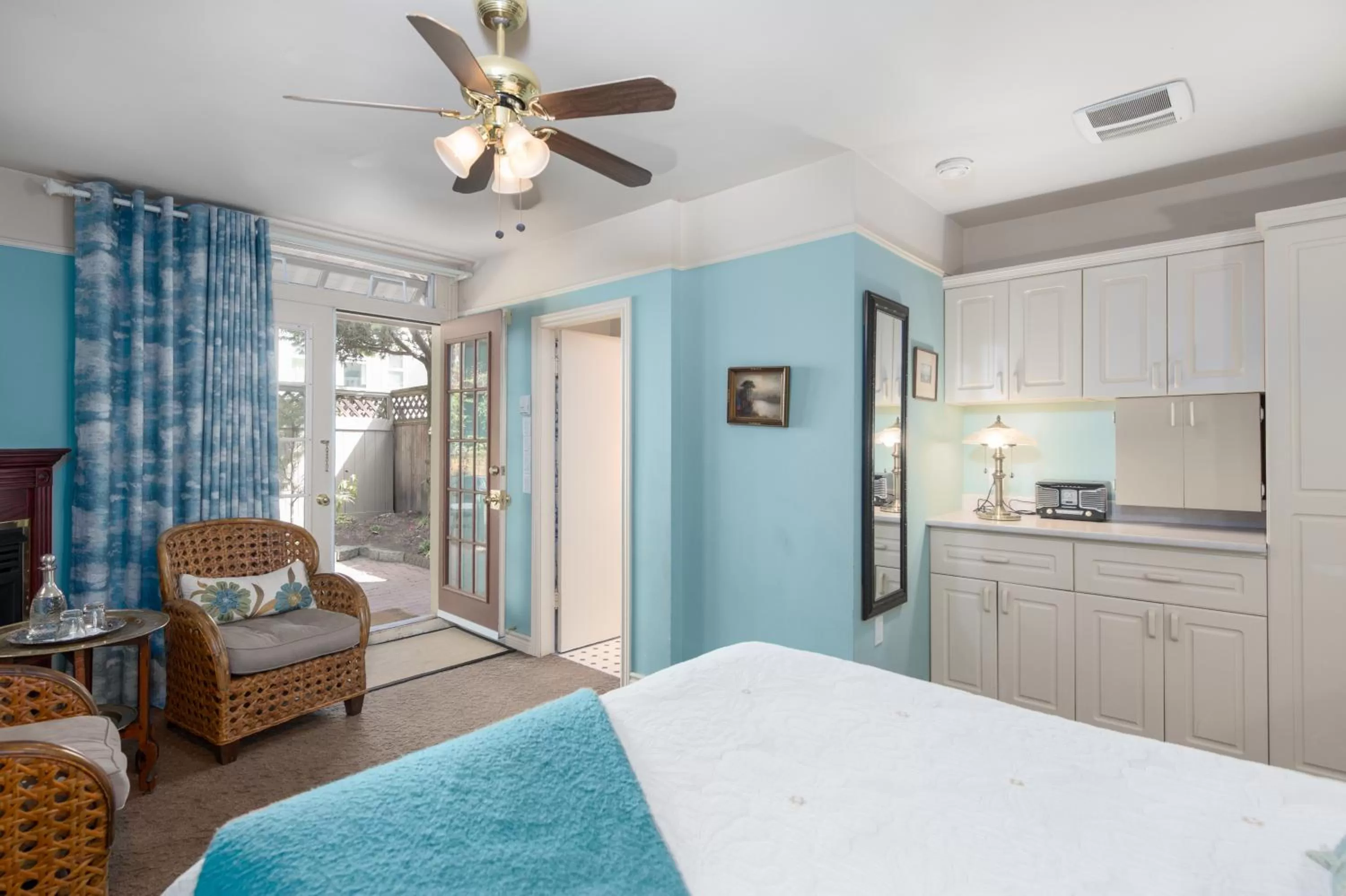 Bedroom, Bed in O Canada House Bed & Breakfast