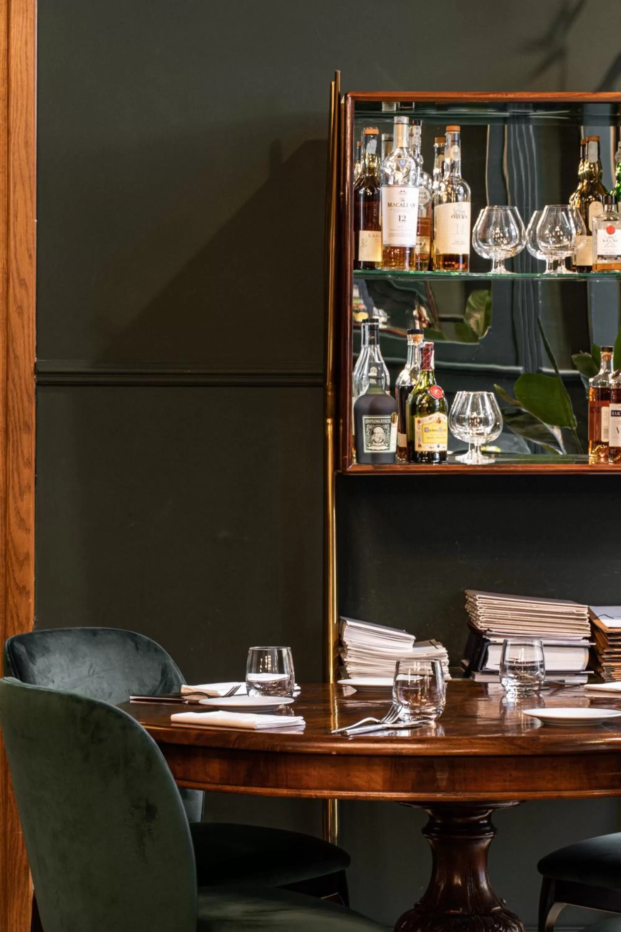 Restaurant/places to eat in Palace Suite