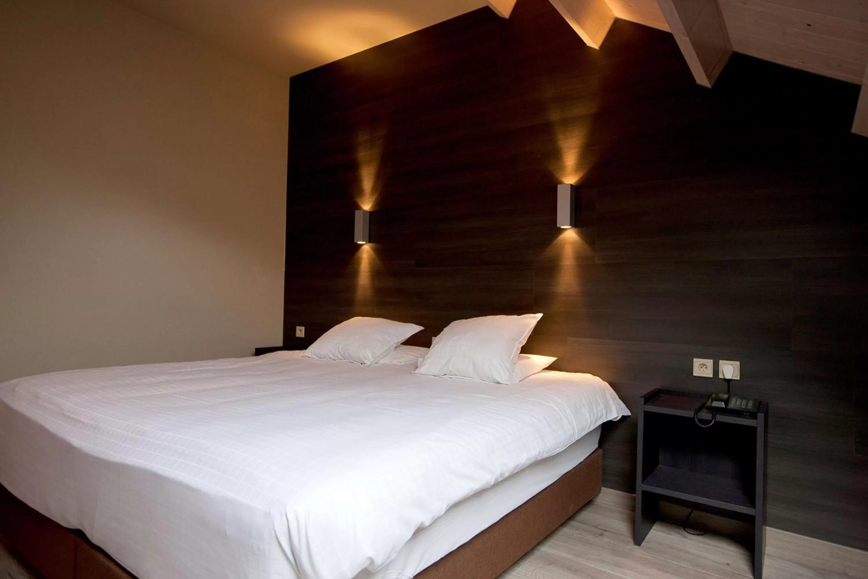 Bed in Flanders Lodge Hotel