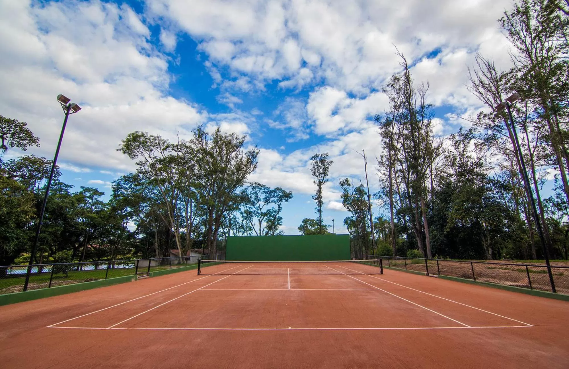 Tennis court in Hotel Resort e Golfe Clube dos 500