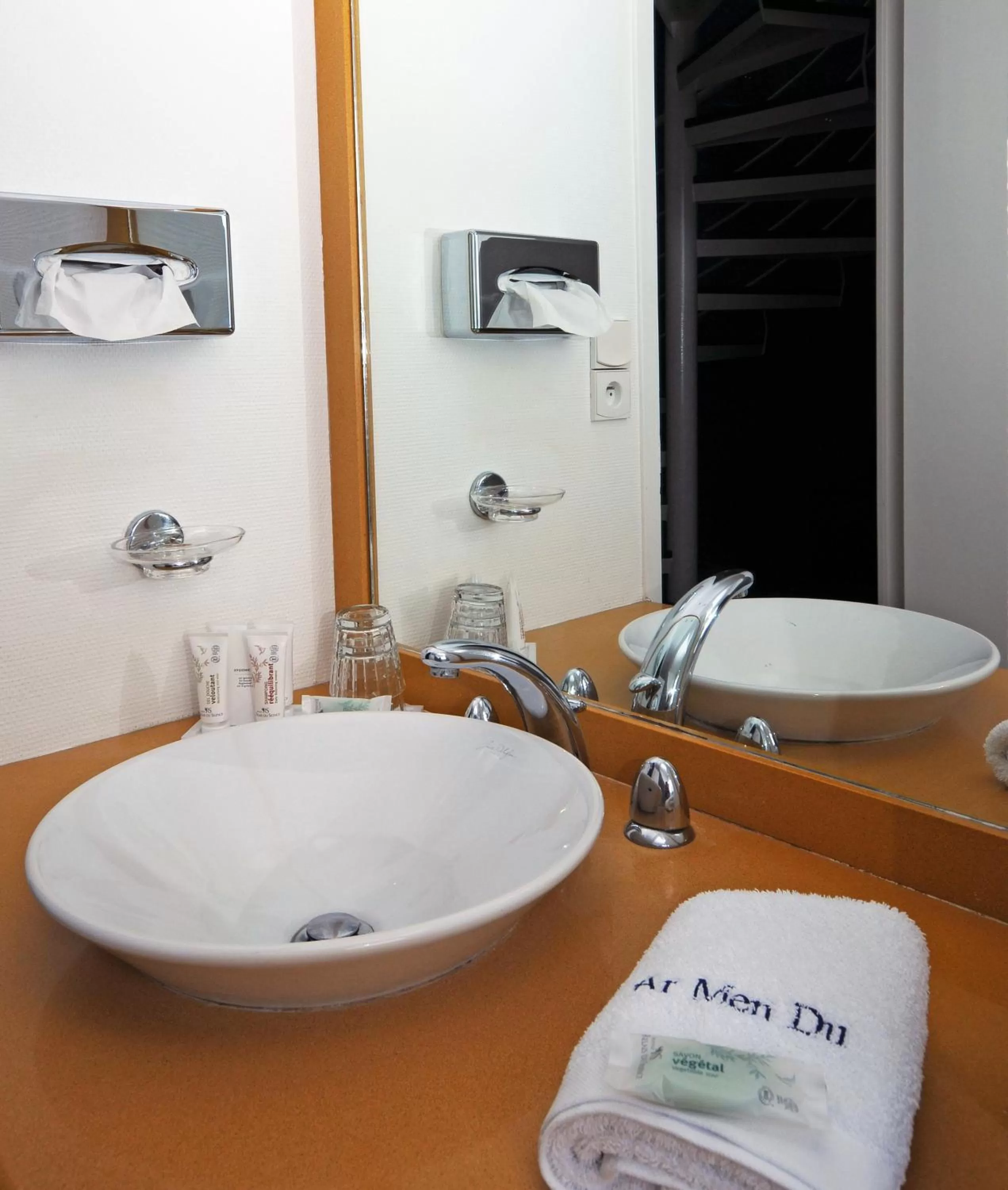 Bathroom in Ar Men Du, Hôtel 3 Etoiles Restaurant Gastronomique Durable