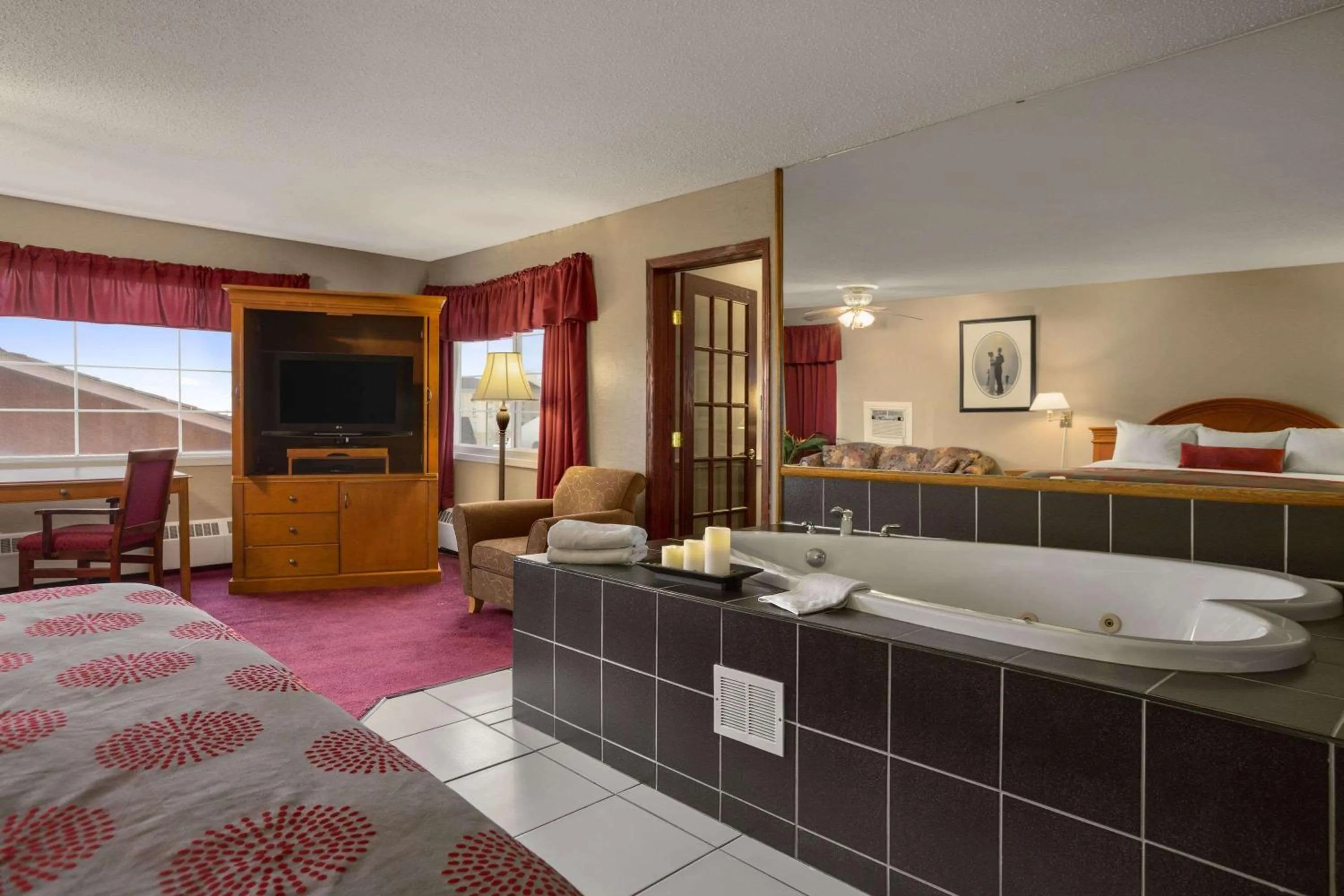 Photo of the whole room, Bed in South Hill Lodge