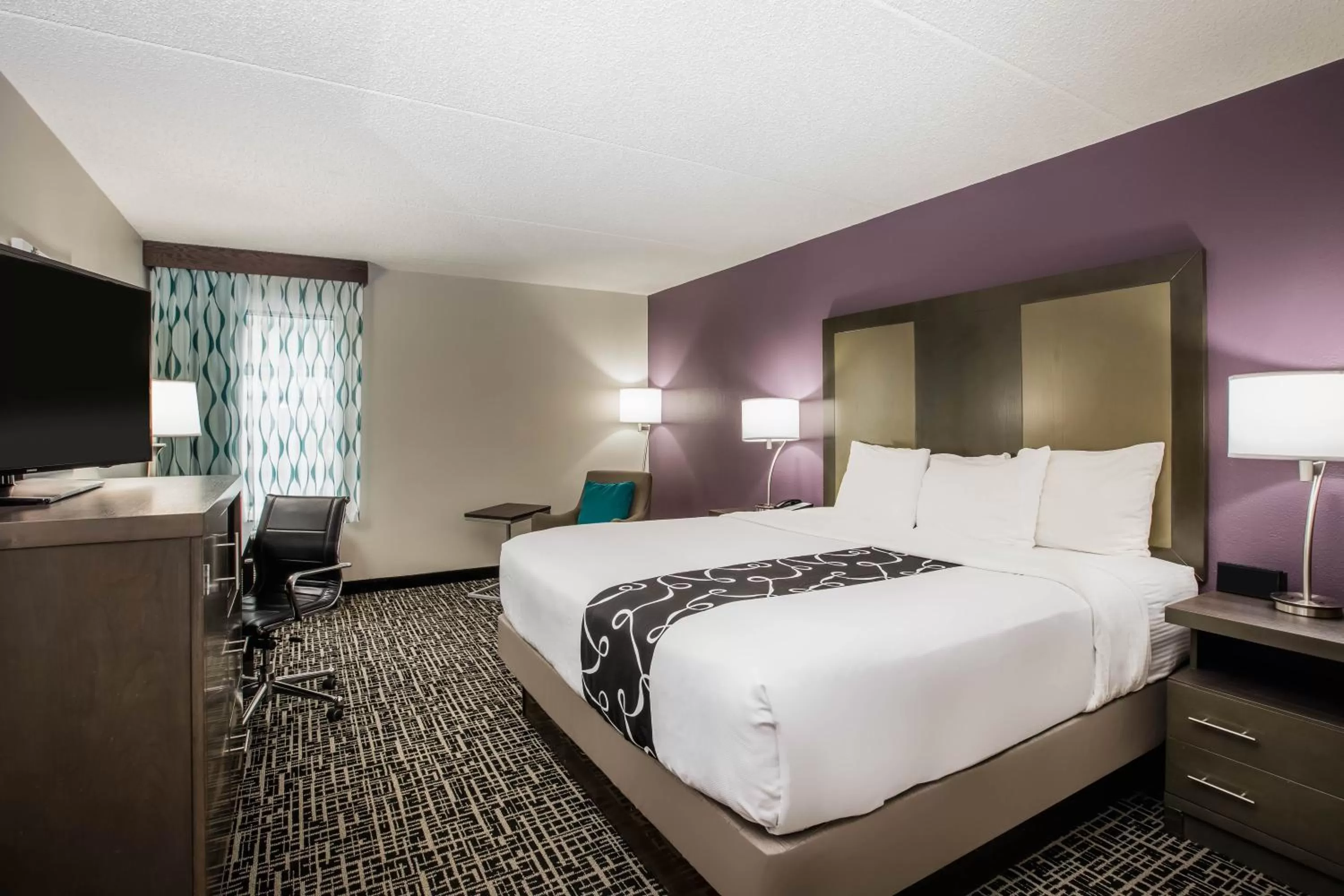 Photo of the whole room, Bed in La Quinta Inn by Wyndham Davenport & Conference Center