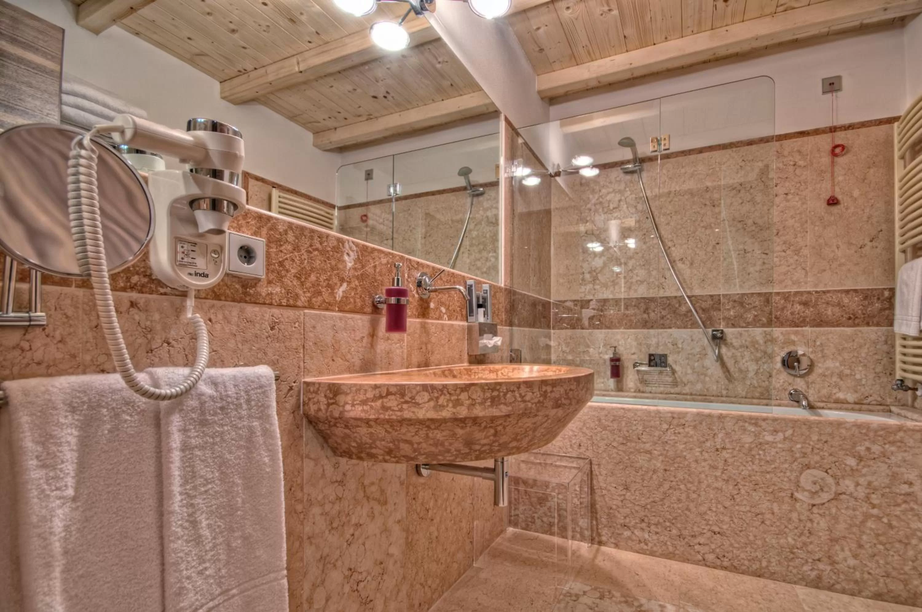 Bathroom in Hotel Veronesi La Torre