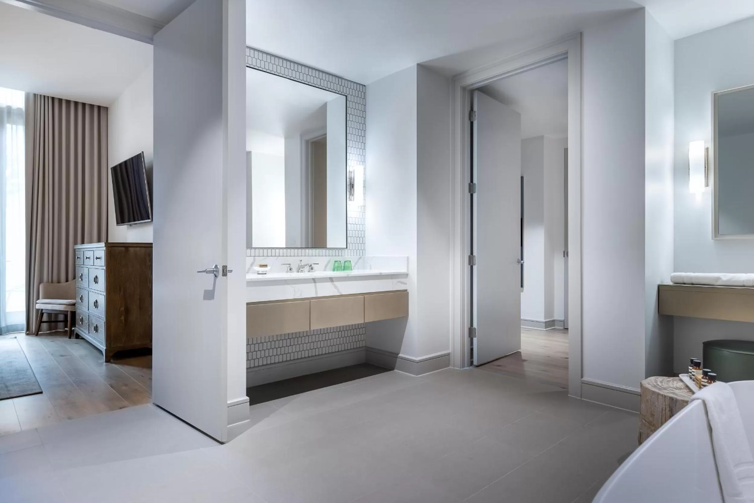 Shower, Bed in La Colombe d'Or Hotel