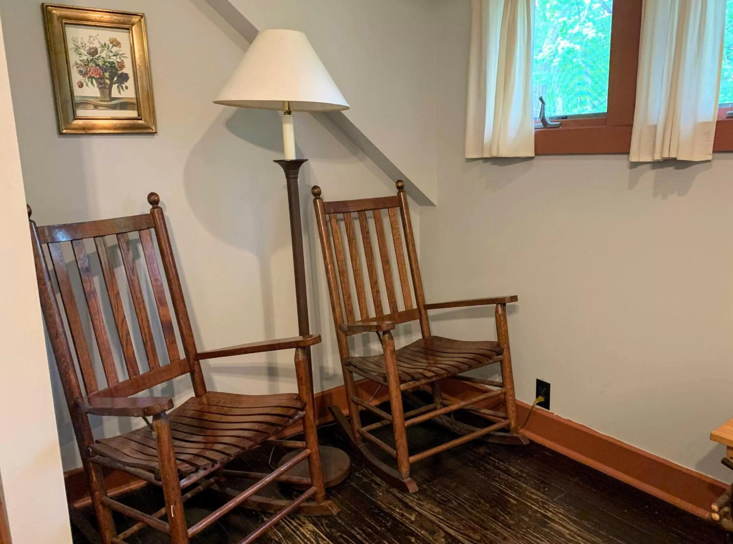 Seating Area in Lakeside Inn