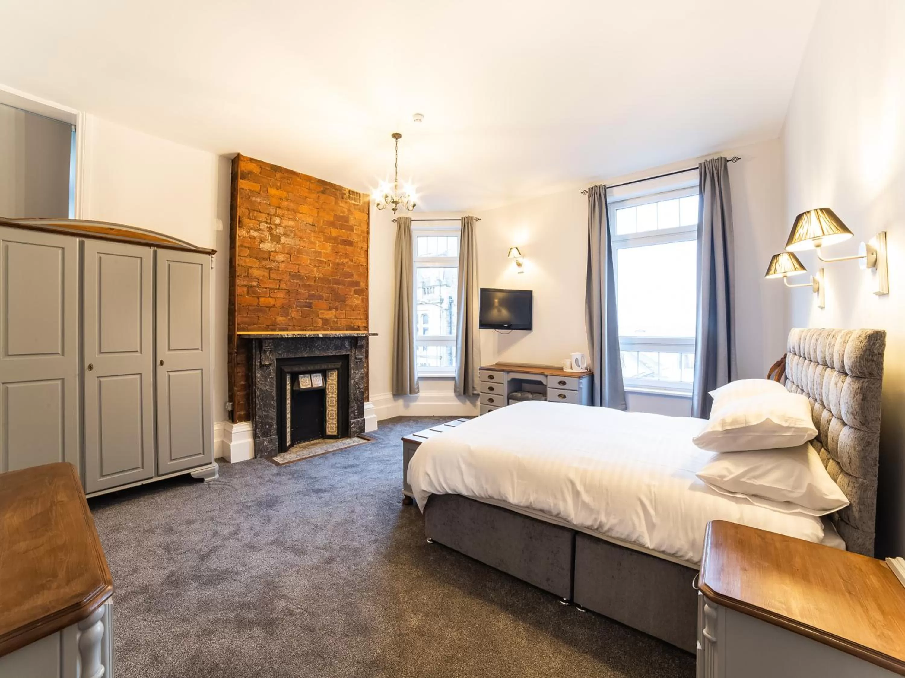 Photo of the whole room, Bed in Churchill's Hotel