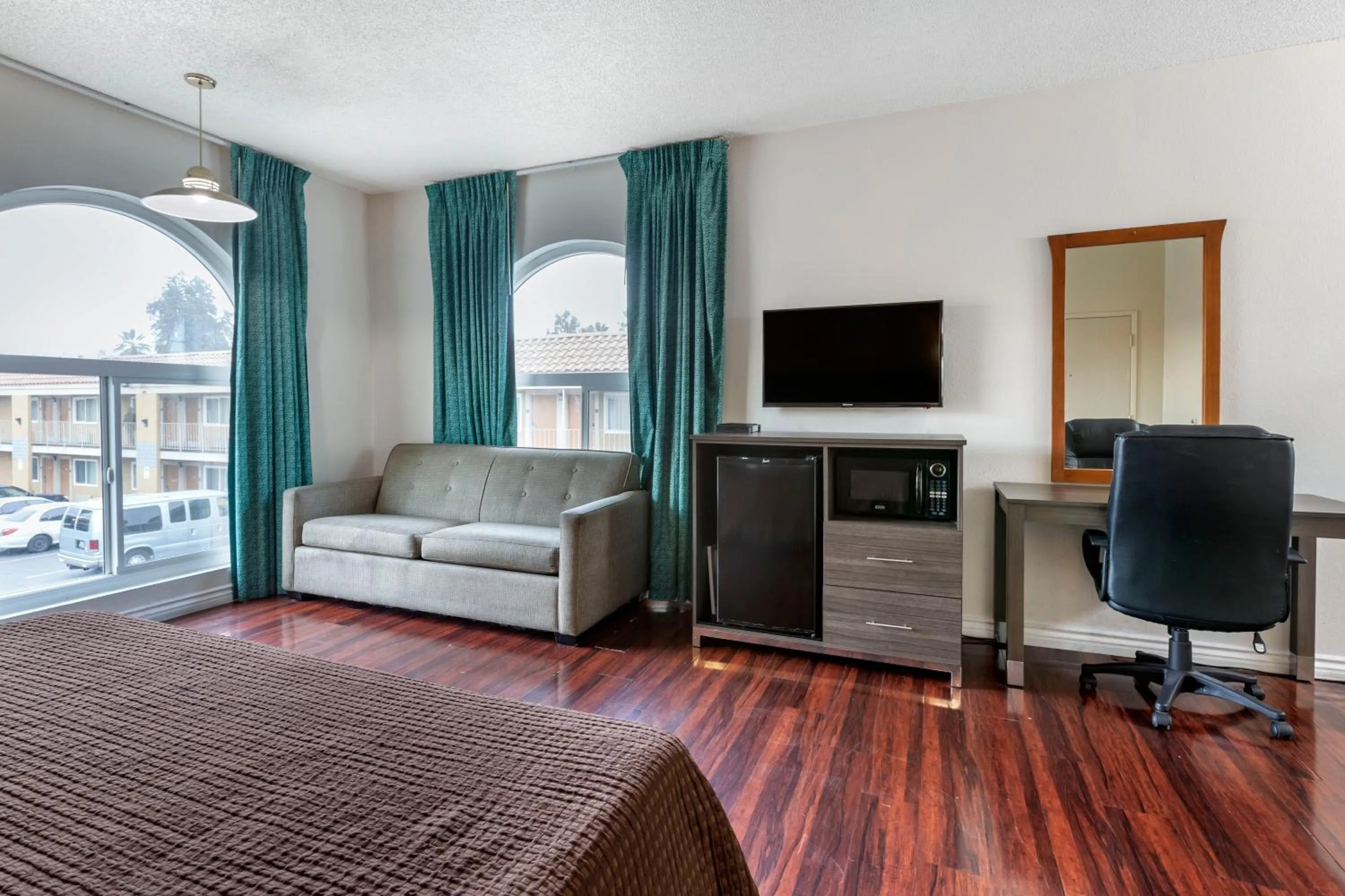 Riverside Inn & Suites