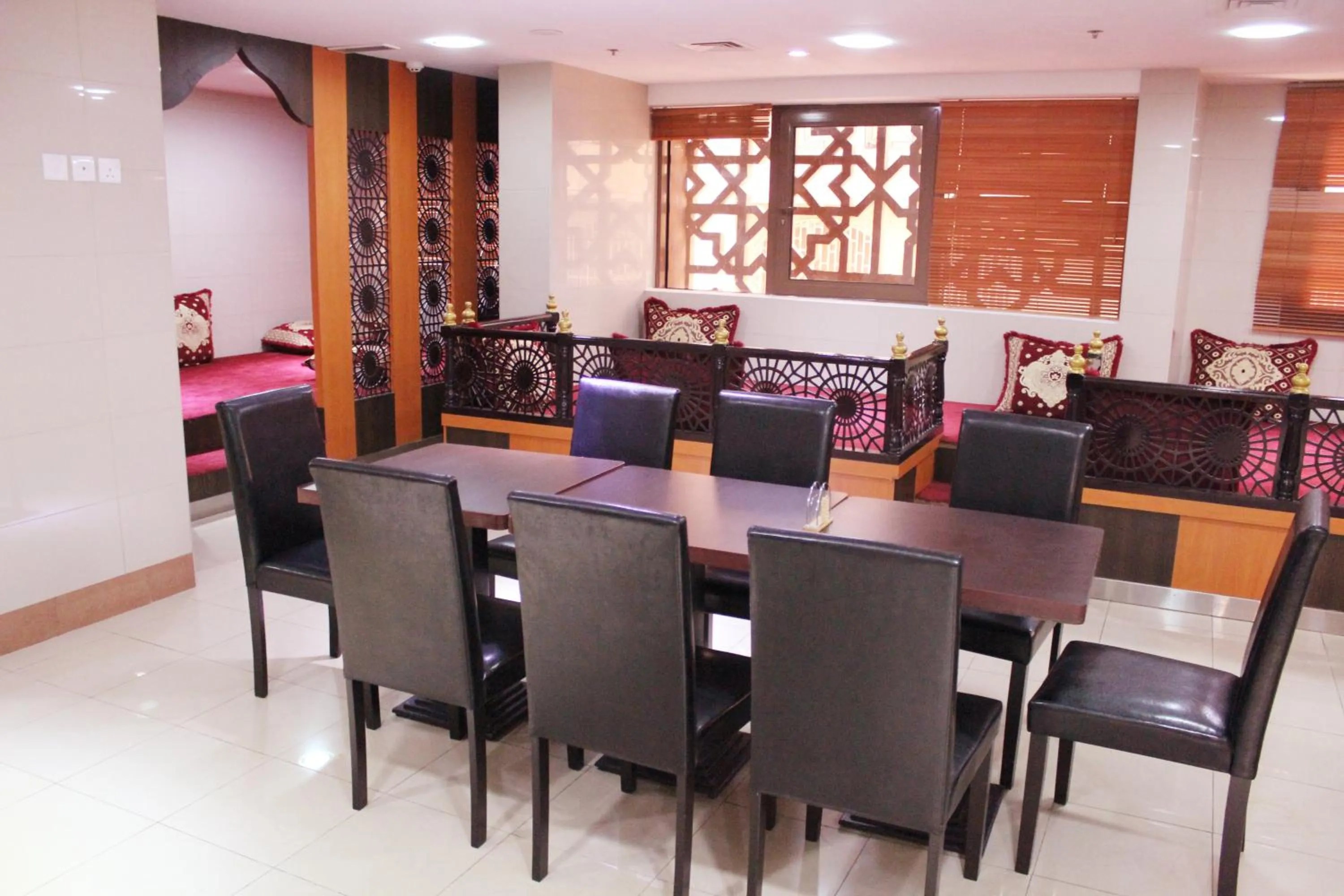 Restaurant/places to eat in Montreal Naif Hotel