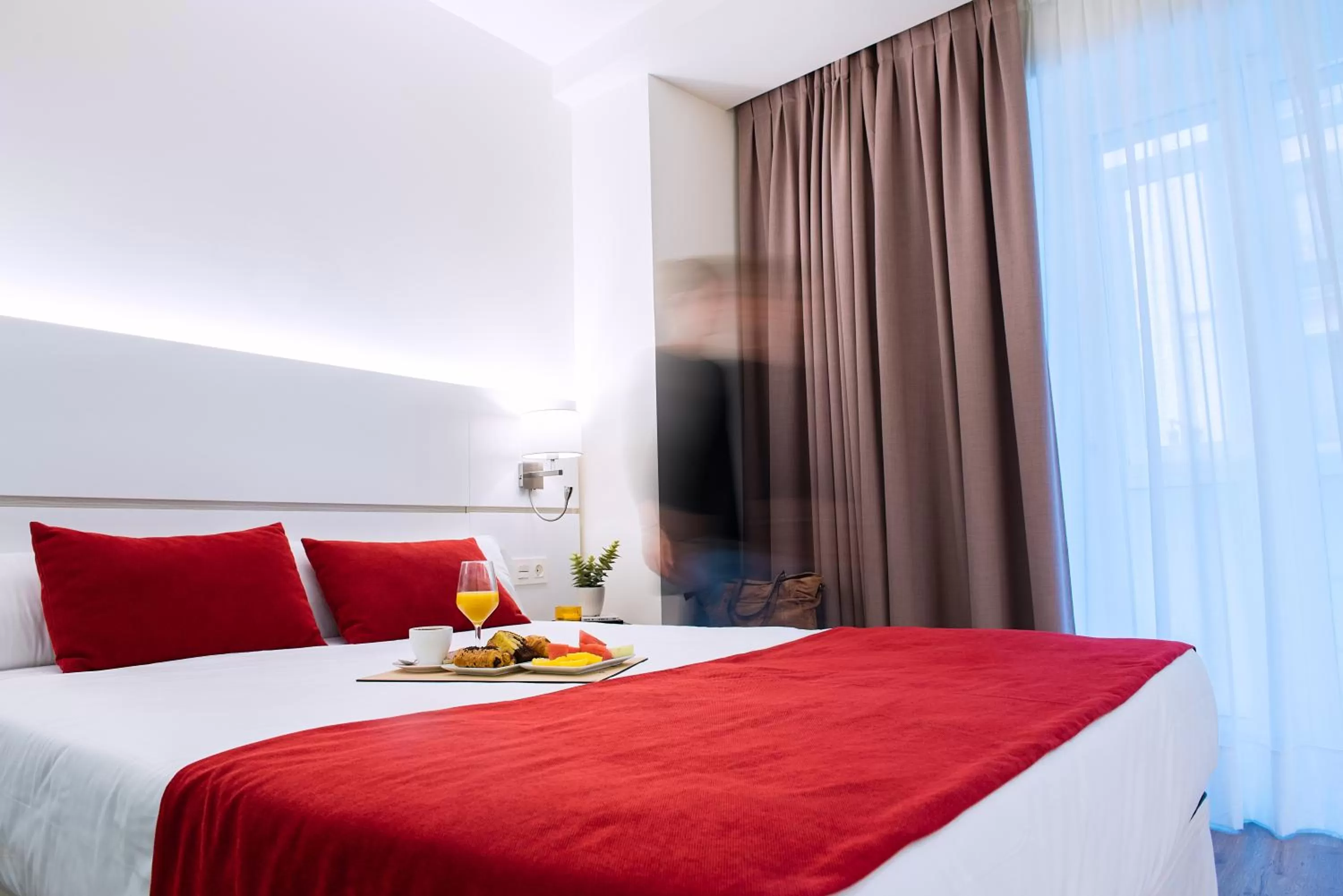 Bedroom, Bed in Hotel Pompaelo Plaza del Ayuntamiento & Spa