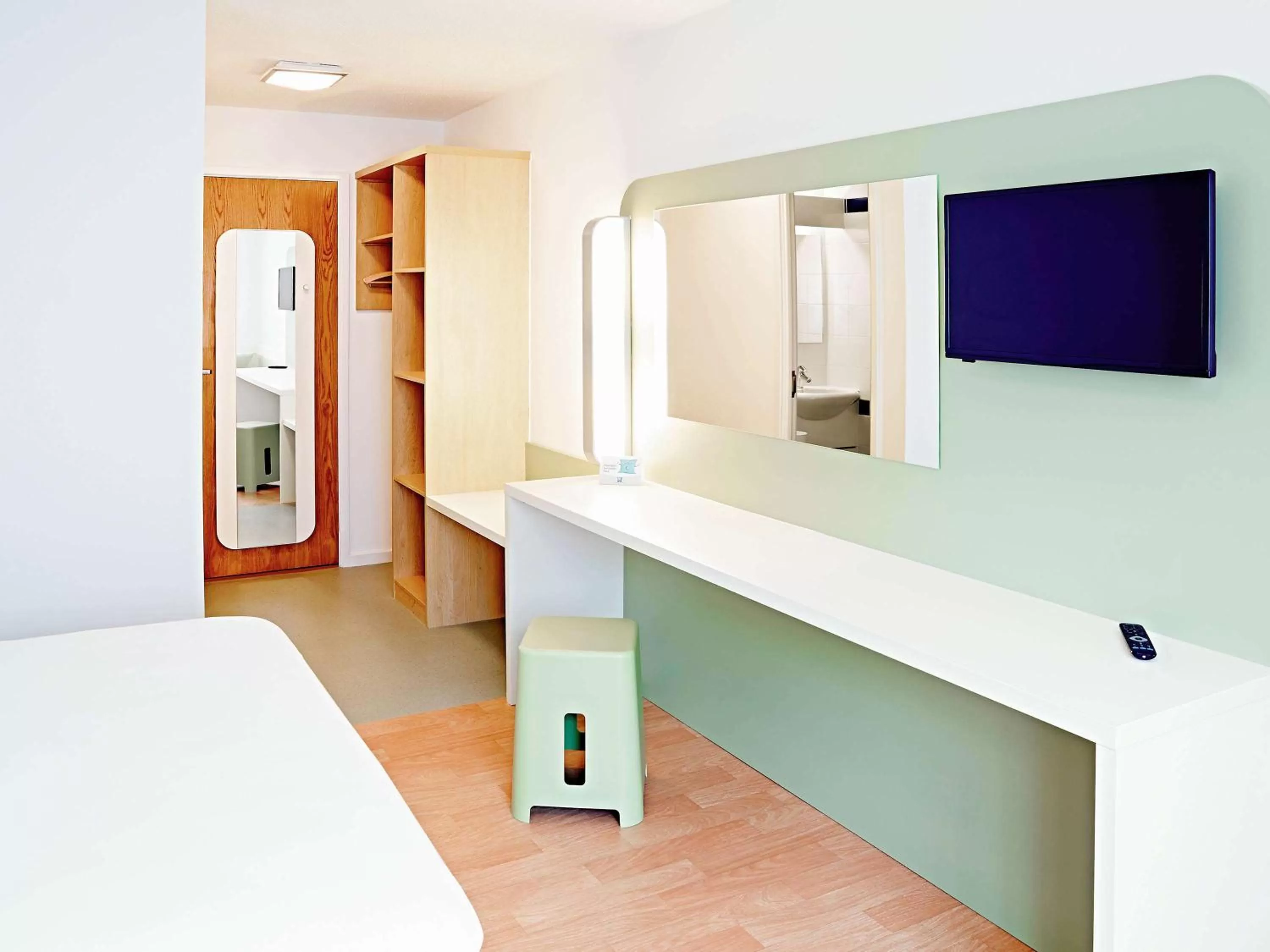 Photo of the whole room, Bed in Warrington Motel, J20 M6 Lymm Services