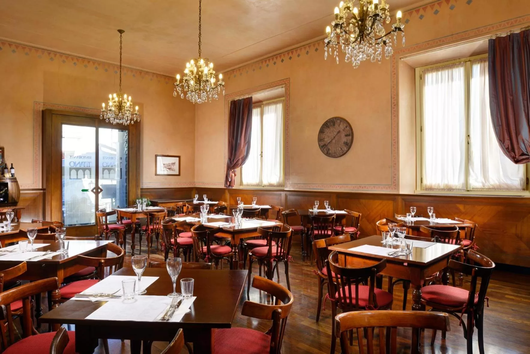 Restaurant/places to eat in Titano Suites