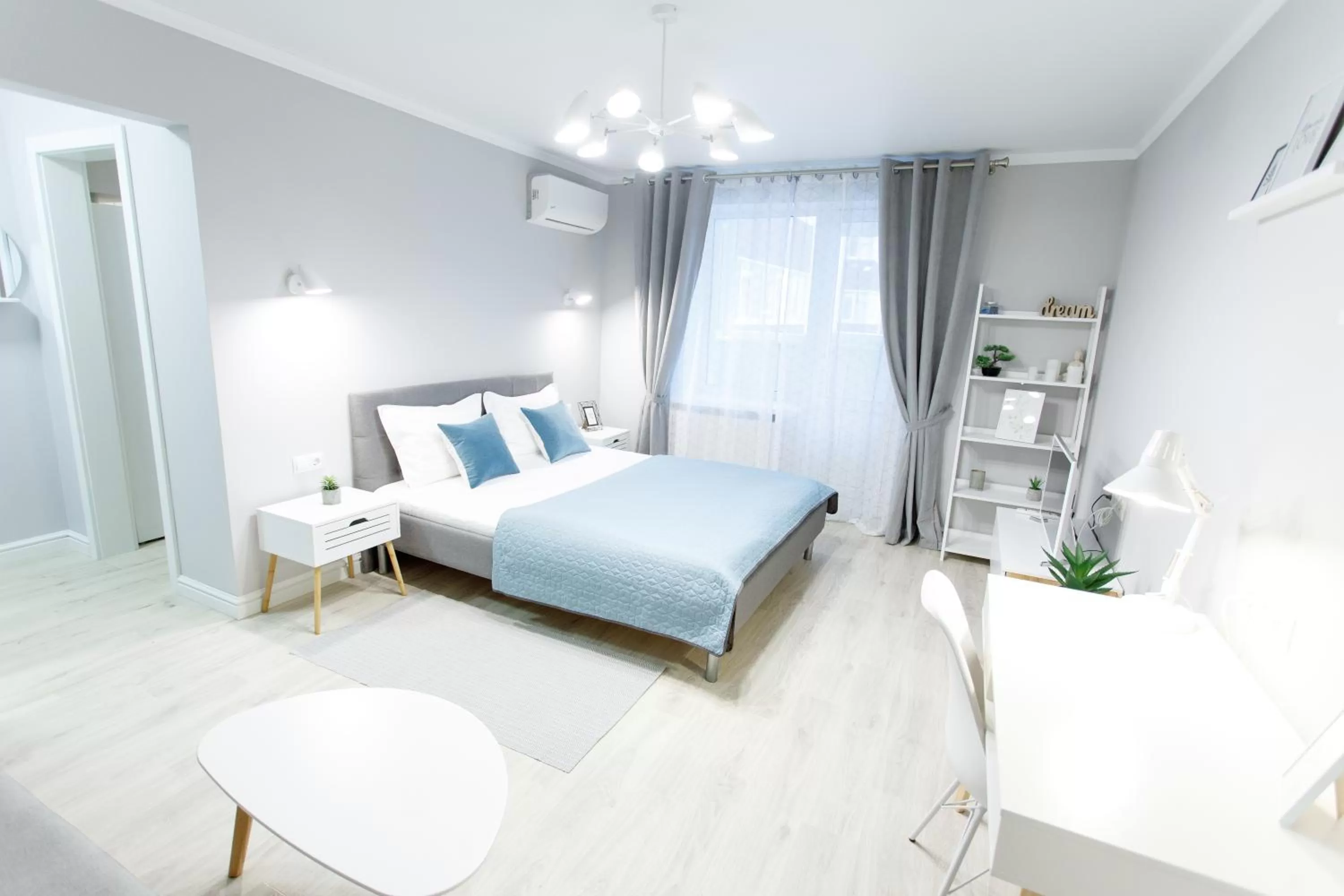 Living room, Bed in Apart-Hotel LAVINA з ДЖАКУЗІ