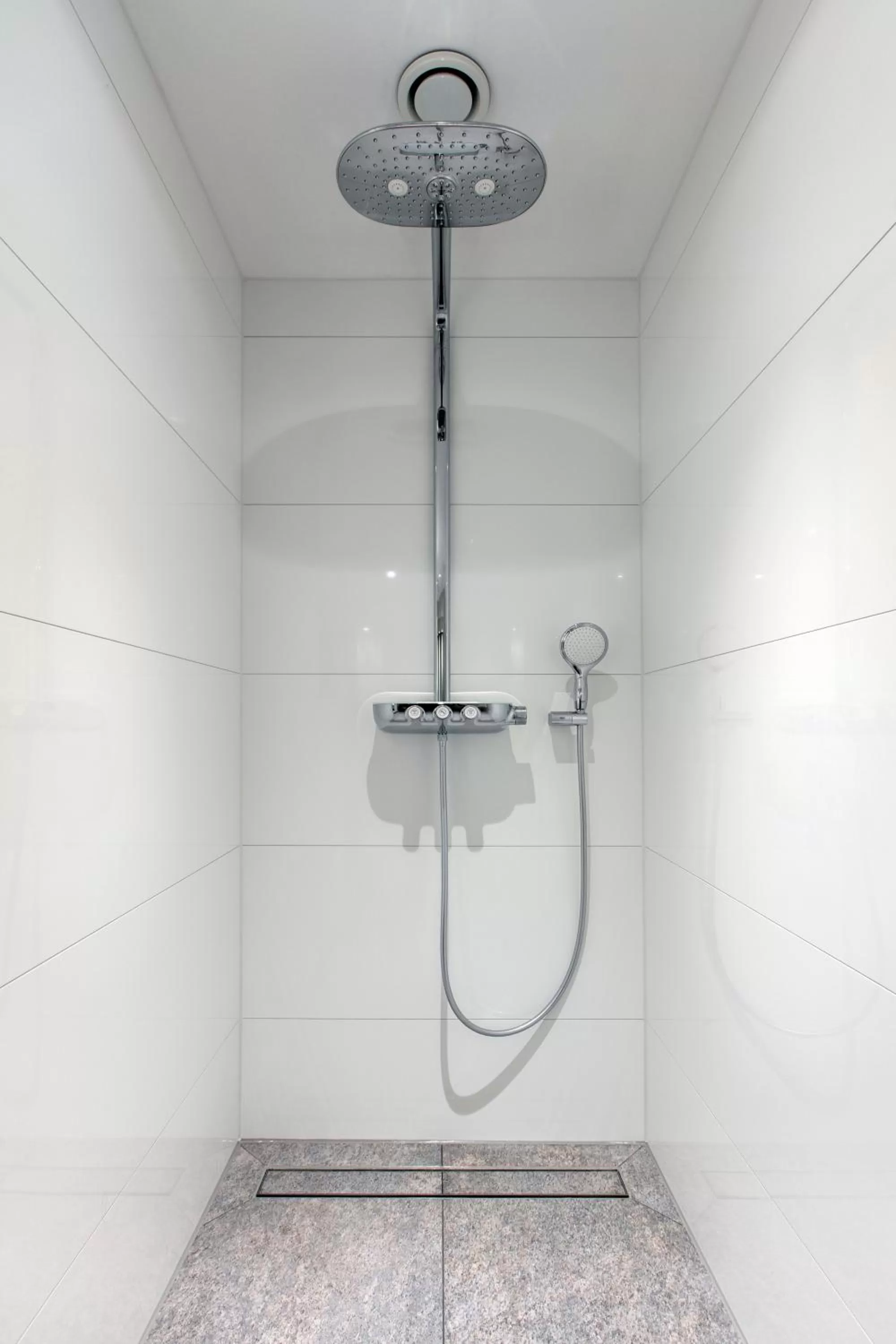 Shower in Hotel Mitland