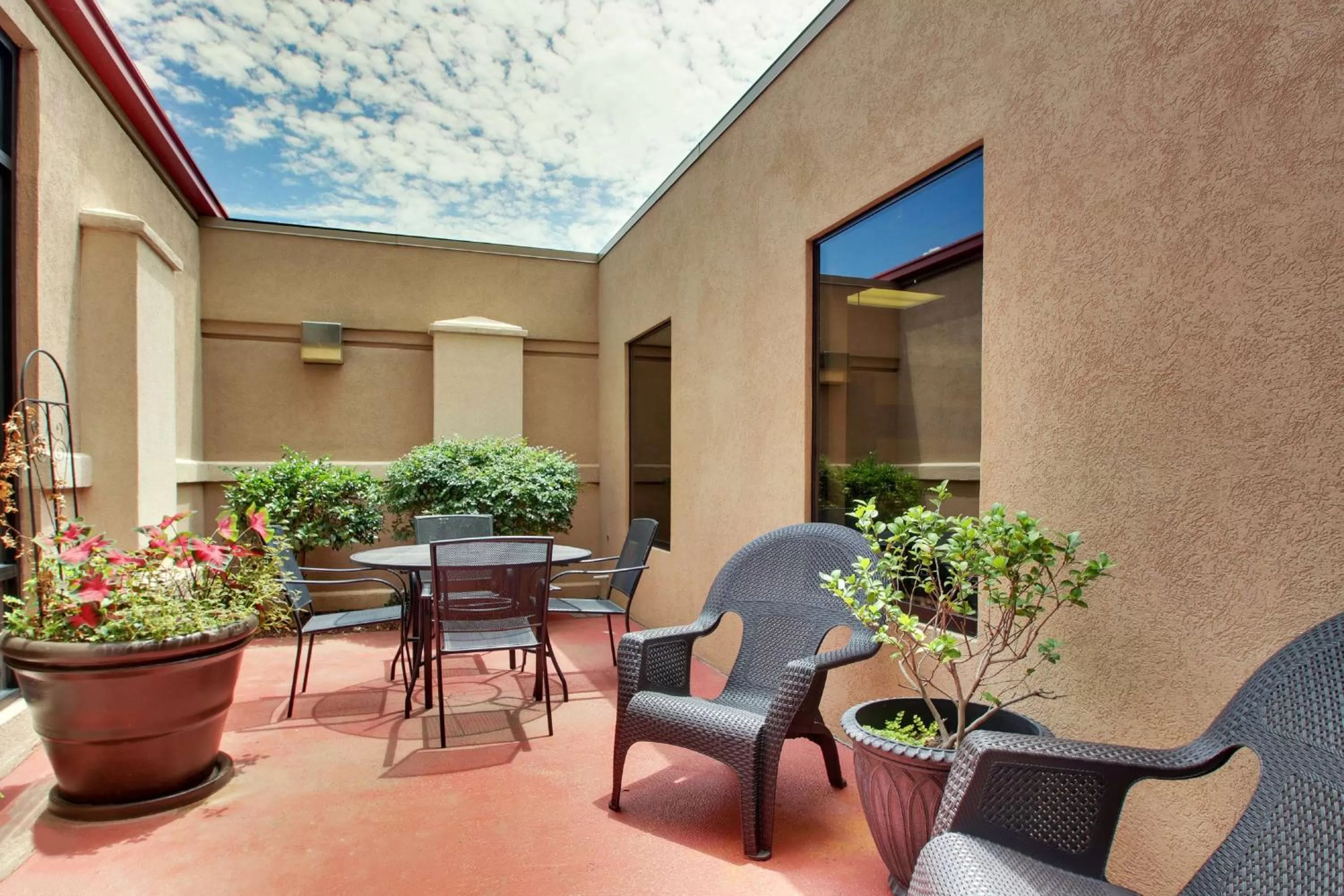 Patio in Hampton Inn Warner Robins