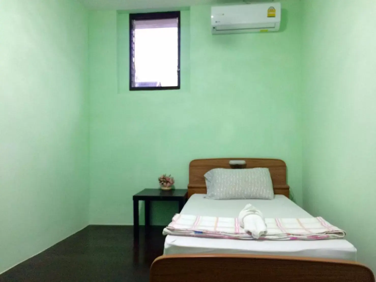 Single Room with Shared Bathroom in Excel Hotel Bangkok former Sri Krungthep Hotel Single Room with Shared Bathroom in Excel Hotel Bangkok former Sri Krungthep Hotel