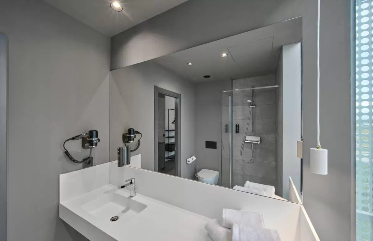 Shower in Zleep Madrid Airport