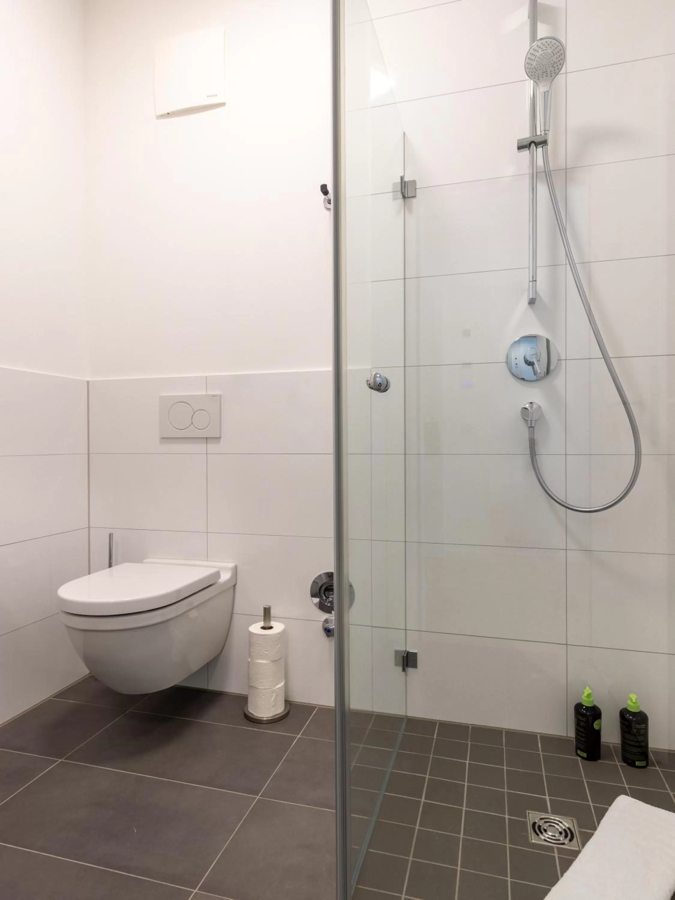 Shower in Limehome Gütersloh Eickhoffstraße