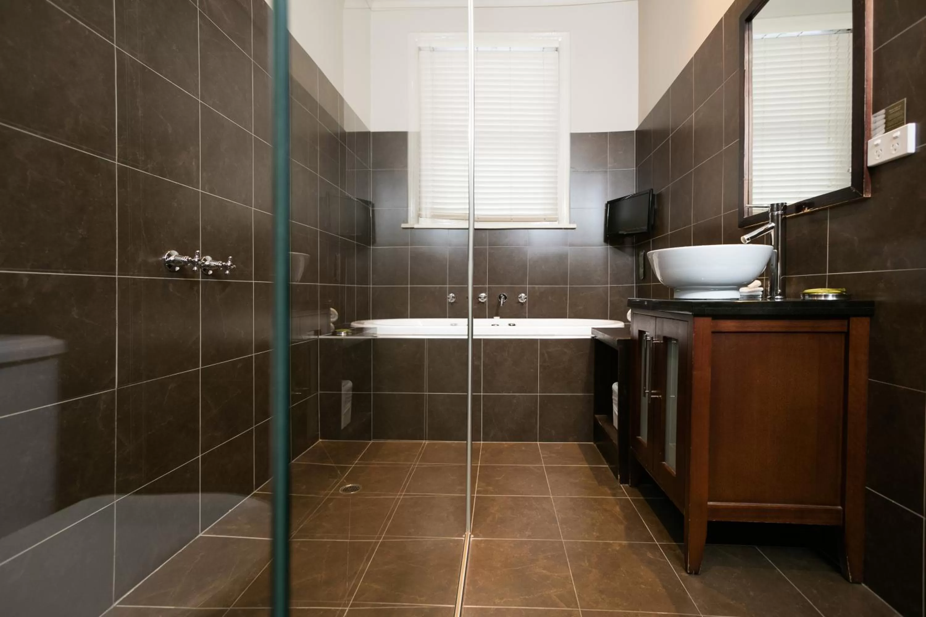 Bathroom in Oscars Hotel and Cafe Bar