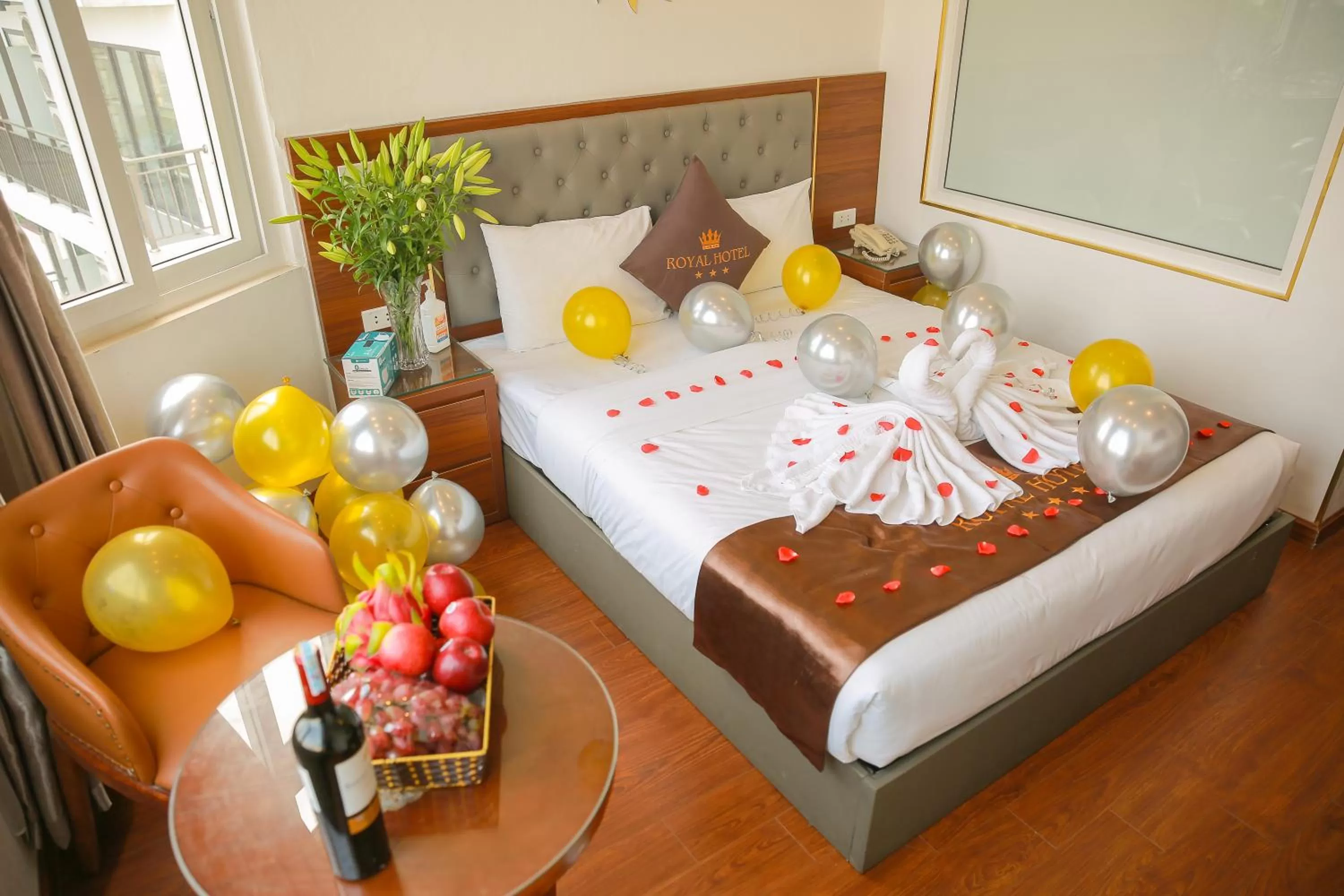 Photo of the whole room, Bed in Royal Hotel