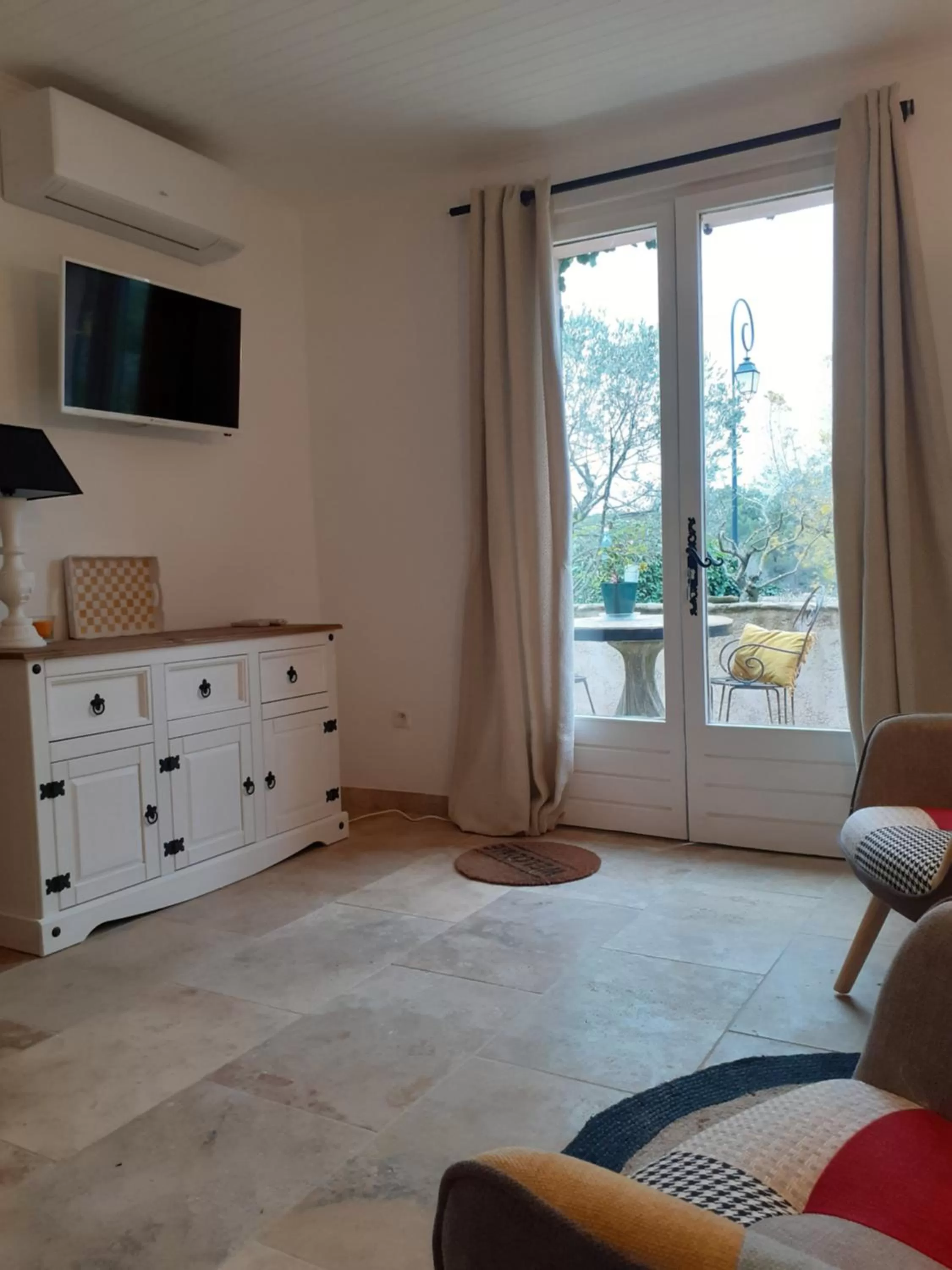 Photo of the whole room, Seating Area in La Sapiniére -chambres climatisées